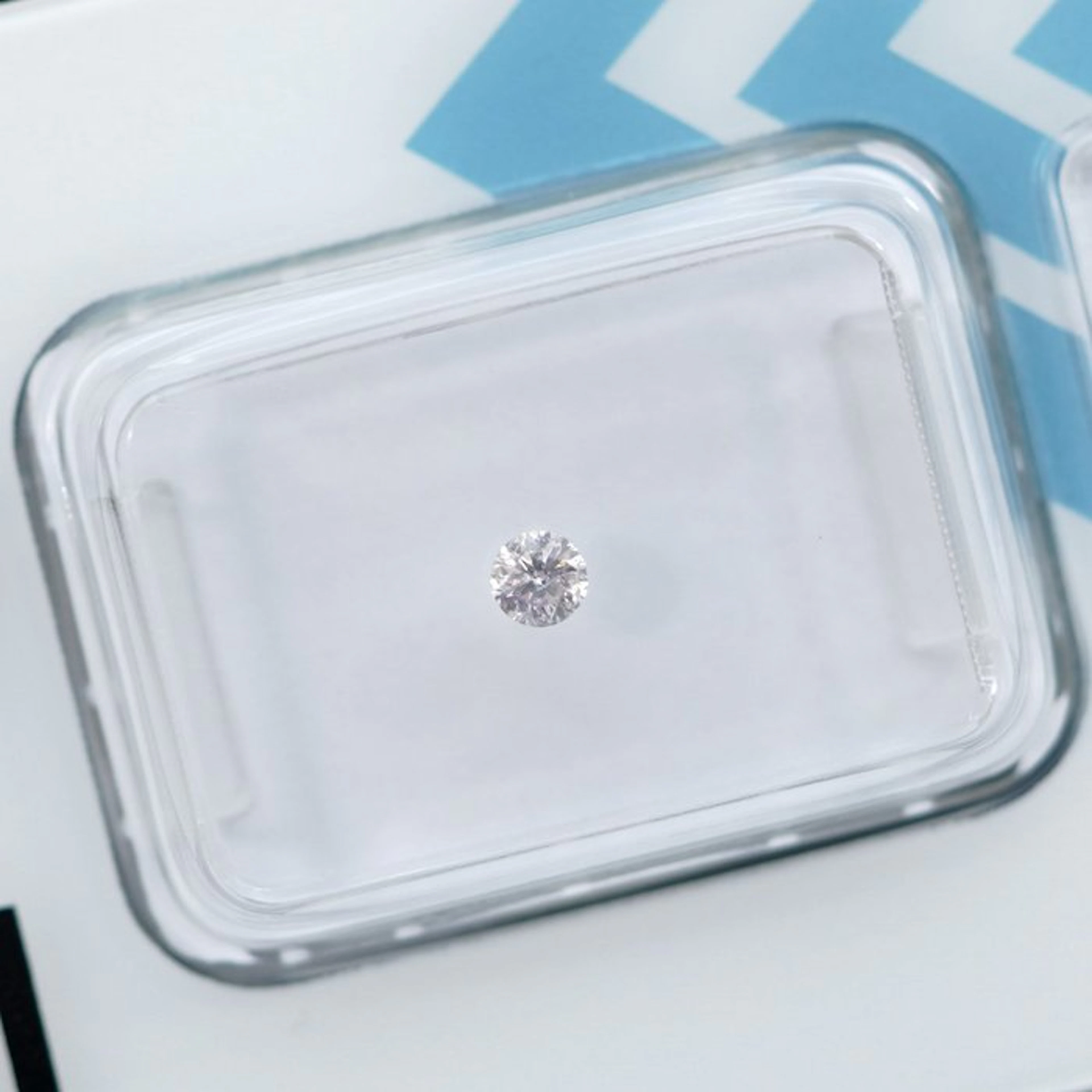 No reserve price - 1 pcs Diamond (Natural coloured)...