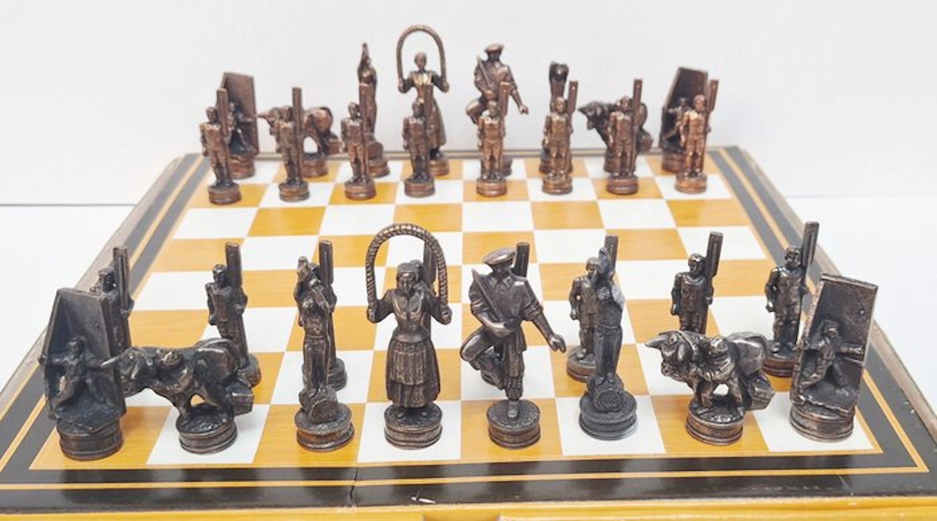Chess set - Nuestro Ajedrez Vasco - Metal