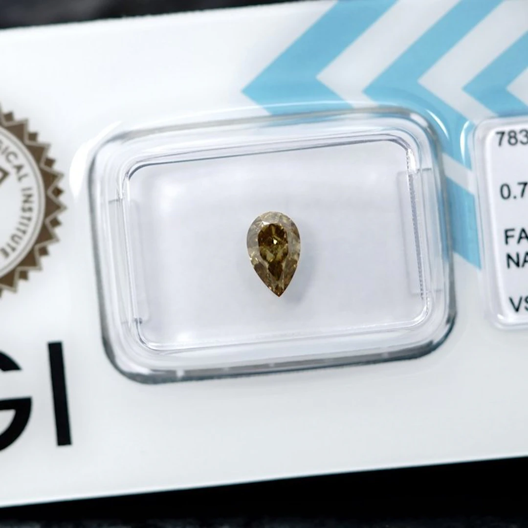 No reserve price - 1 pcs Diamond (Natural coloured)...