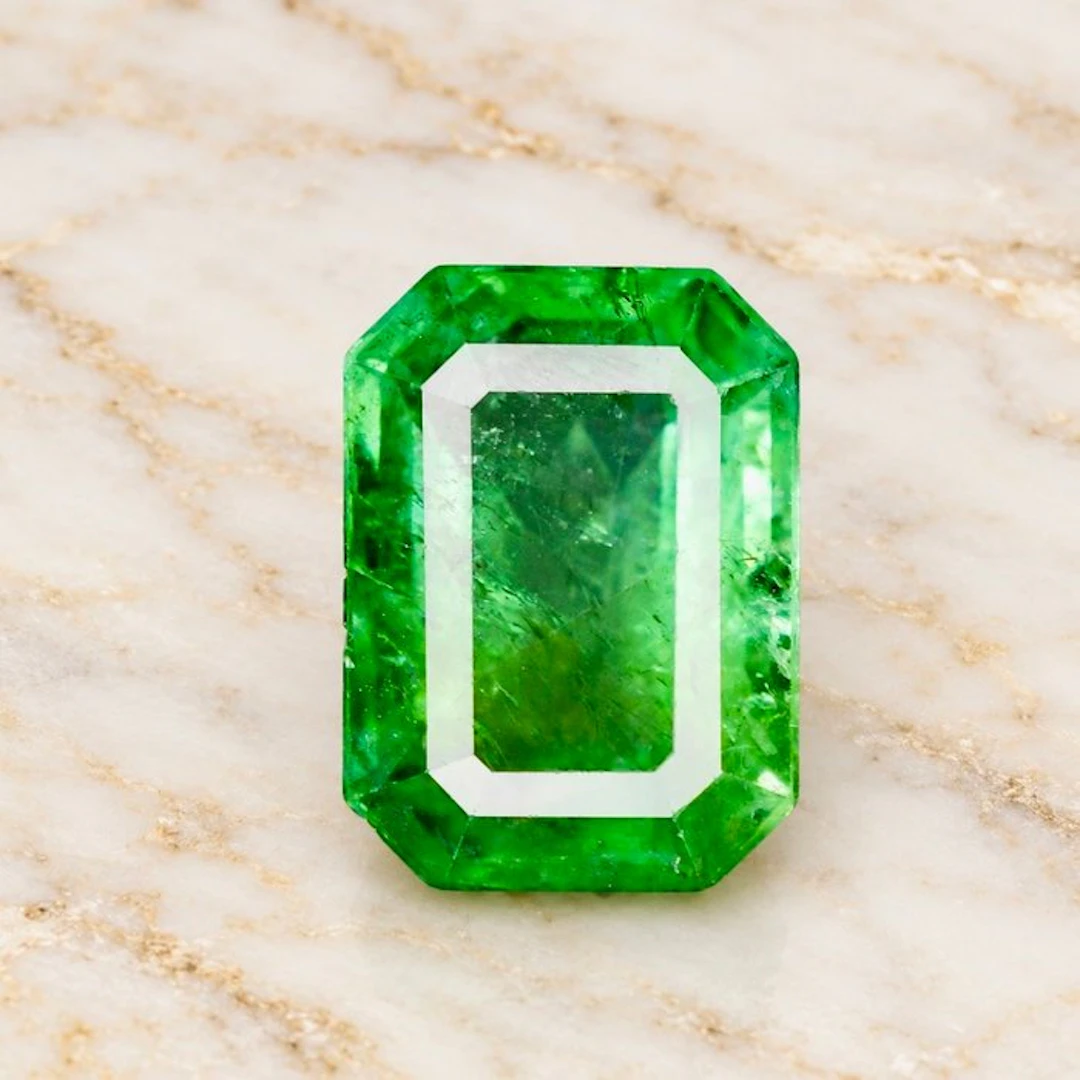 No reserve price Green Emerald - 2.18 ct - International...