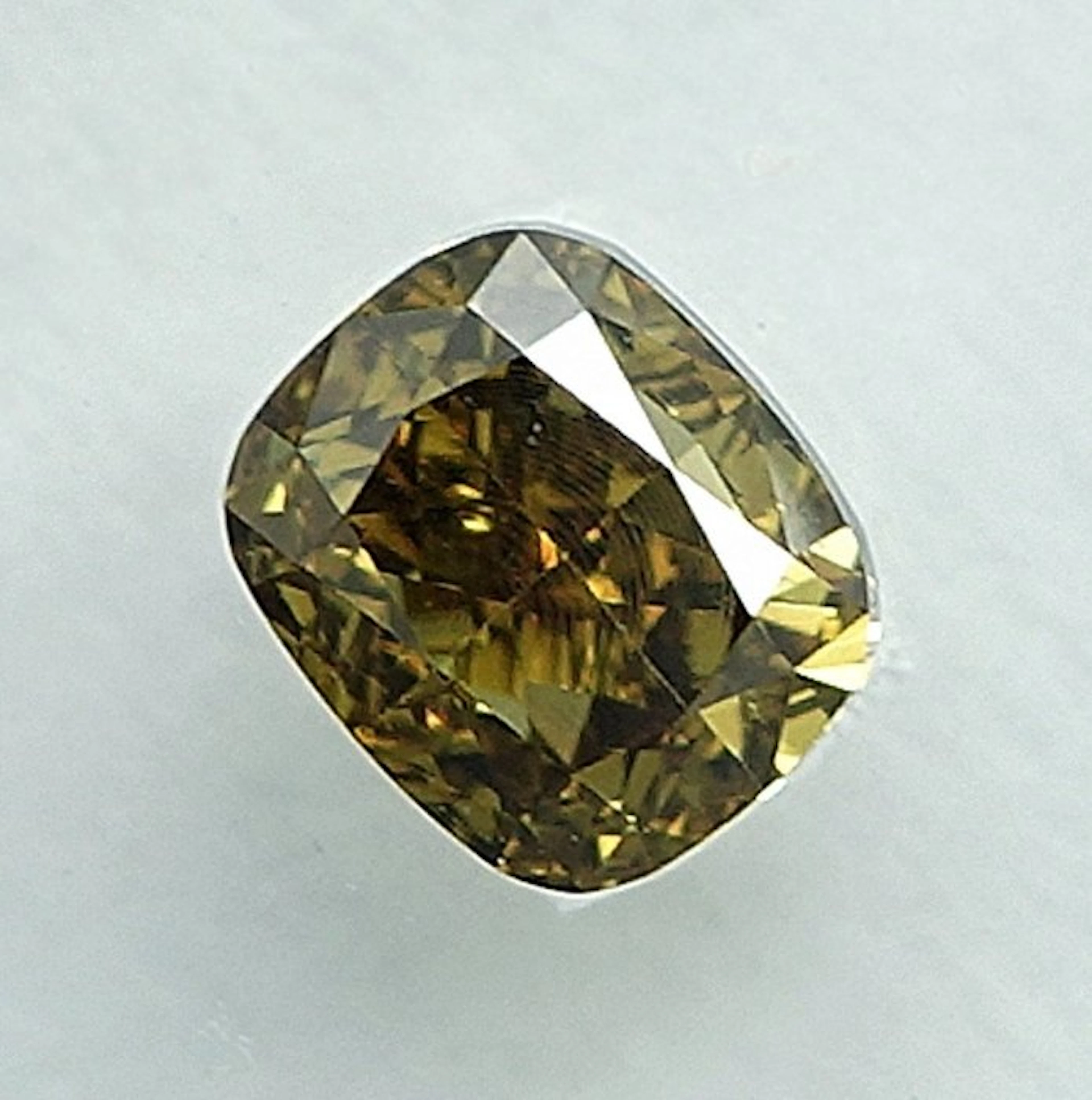 No reserve price - 1 pcs Diamond (Natural coloured)...
