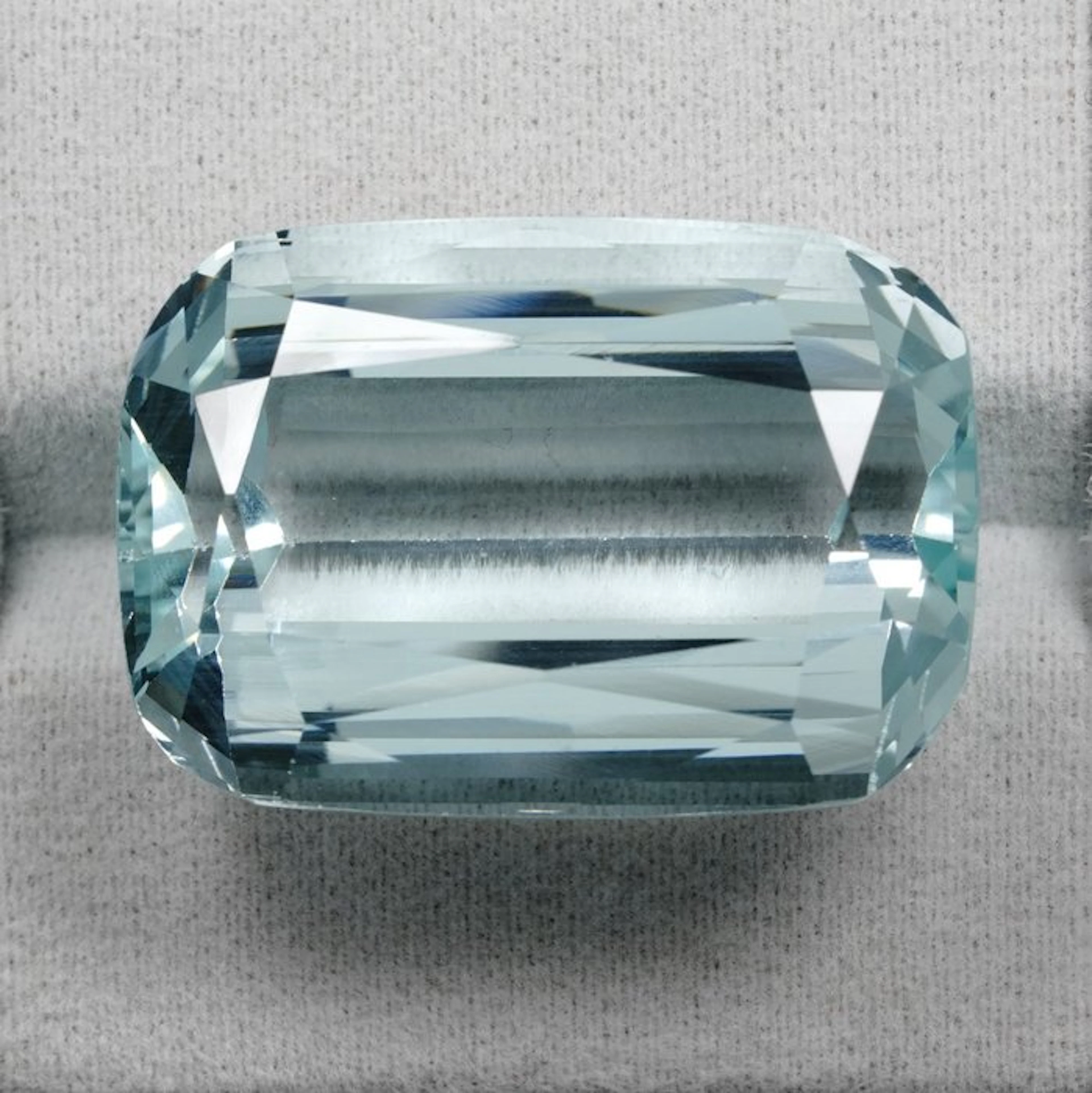 1 pcs Blue Aquamarine - 69.01 ct - Gemological Institute of America (GIA)
