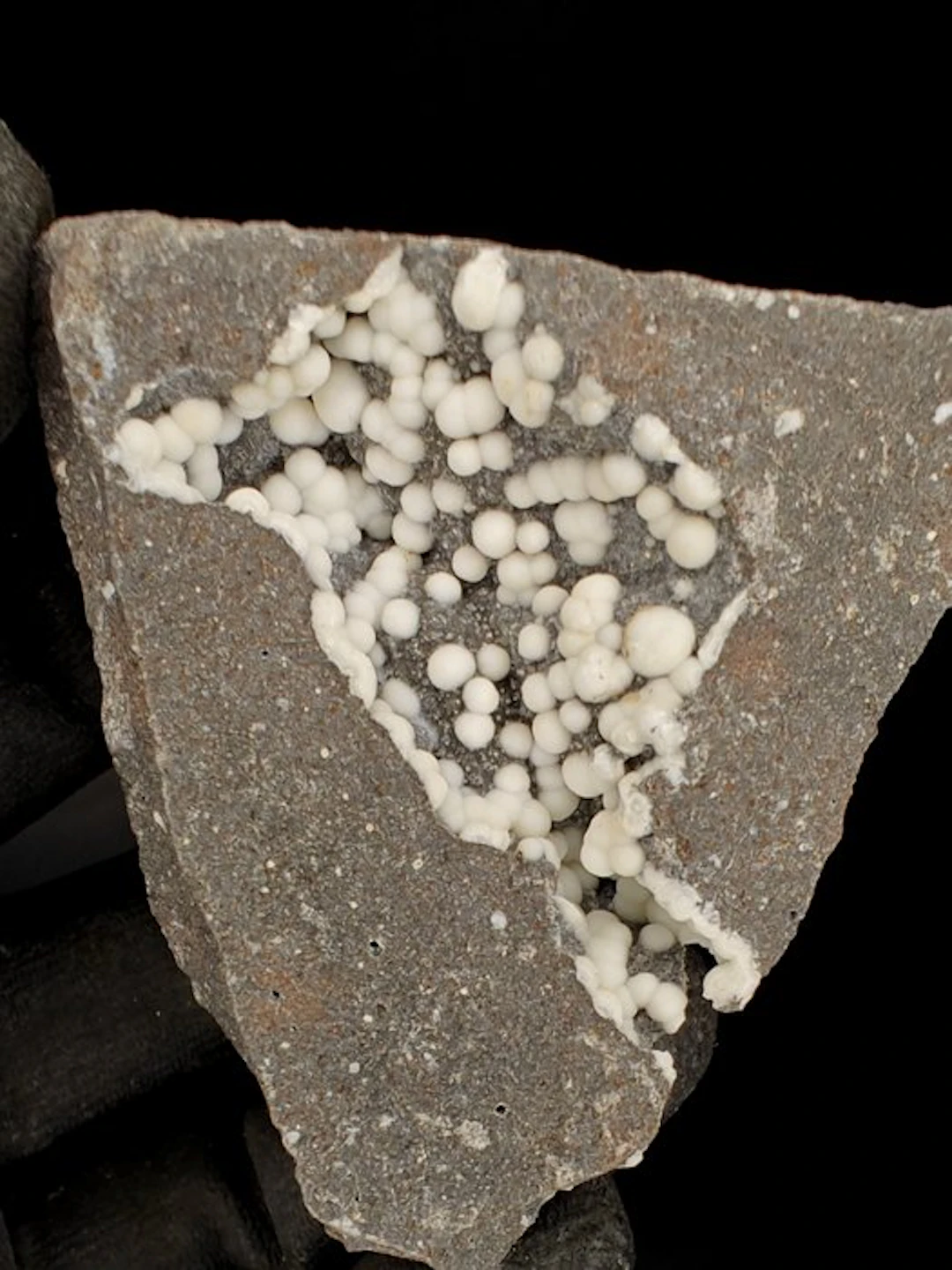Aragonite Globulars on basalt - Height: 7 cm - Width: 7 cm- 183 g