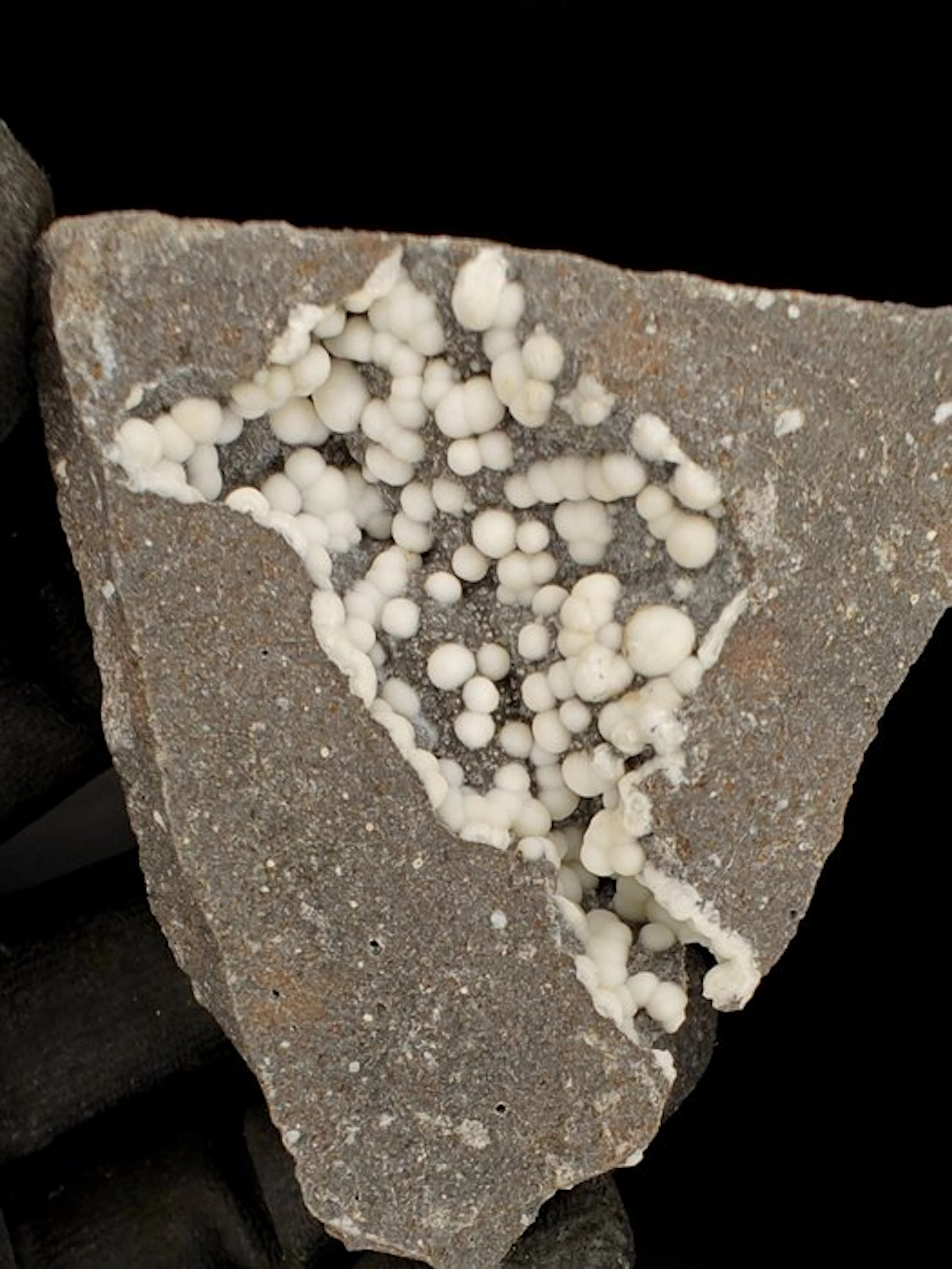 Aragonite Globulars on basalt - Height: 7 cm - Width: 7 cm- 183 g
