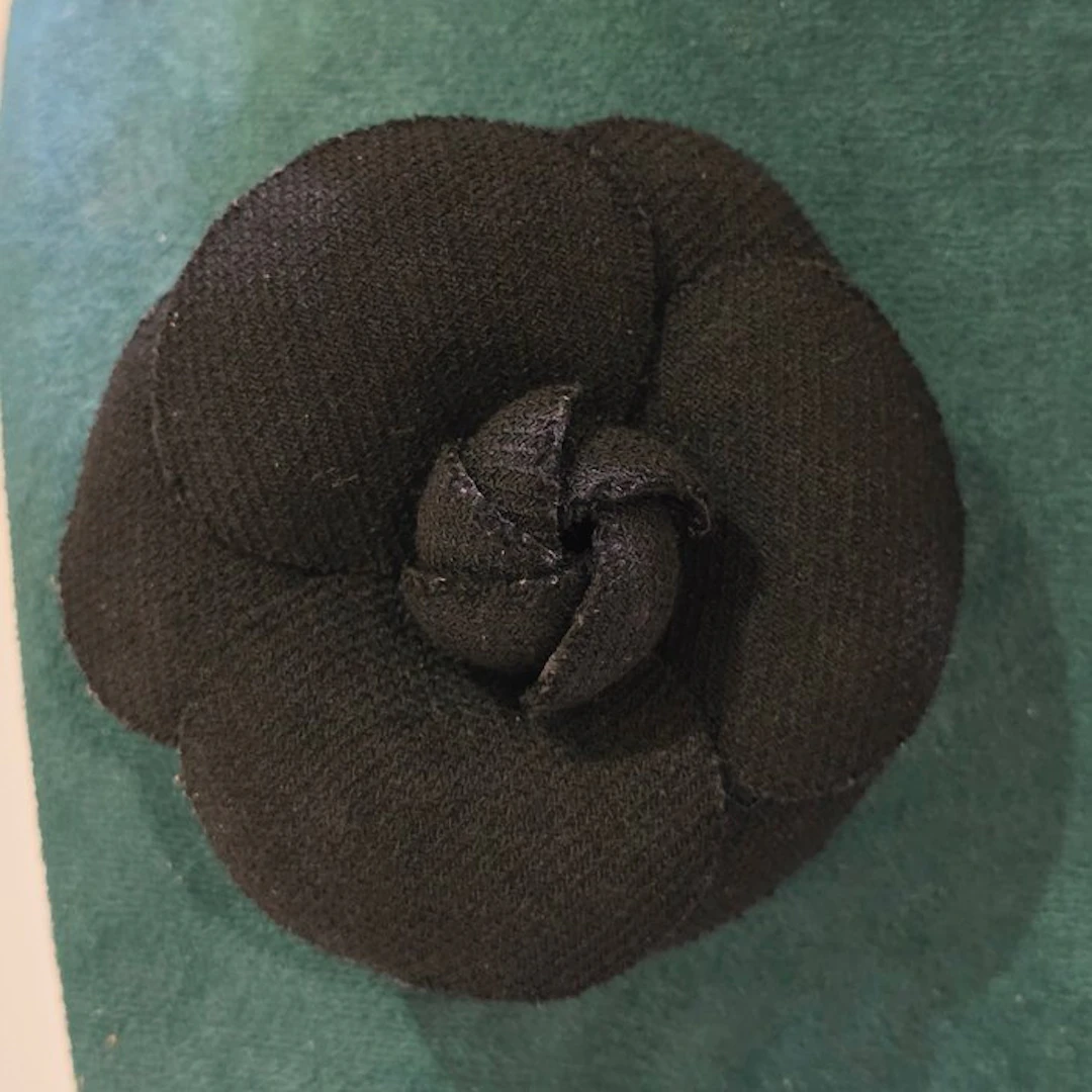 Chanel - Textured canvas - Brooch - Chanel Camellia Tweed