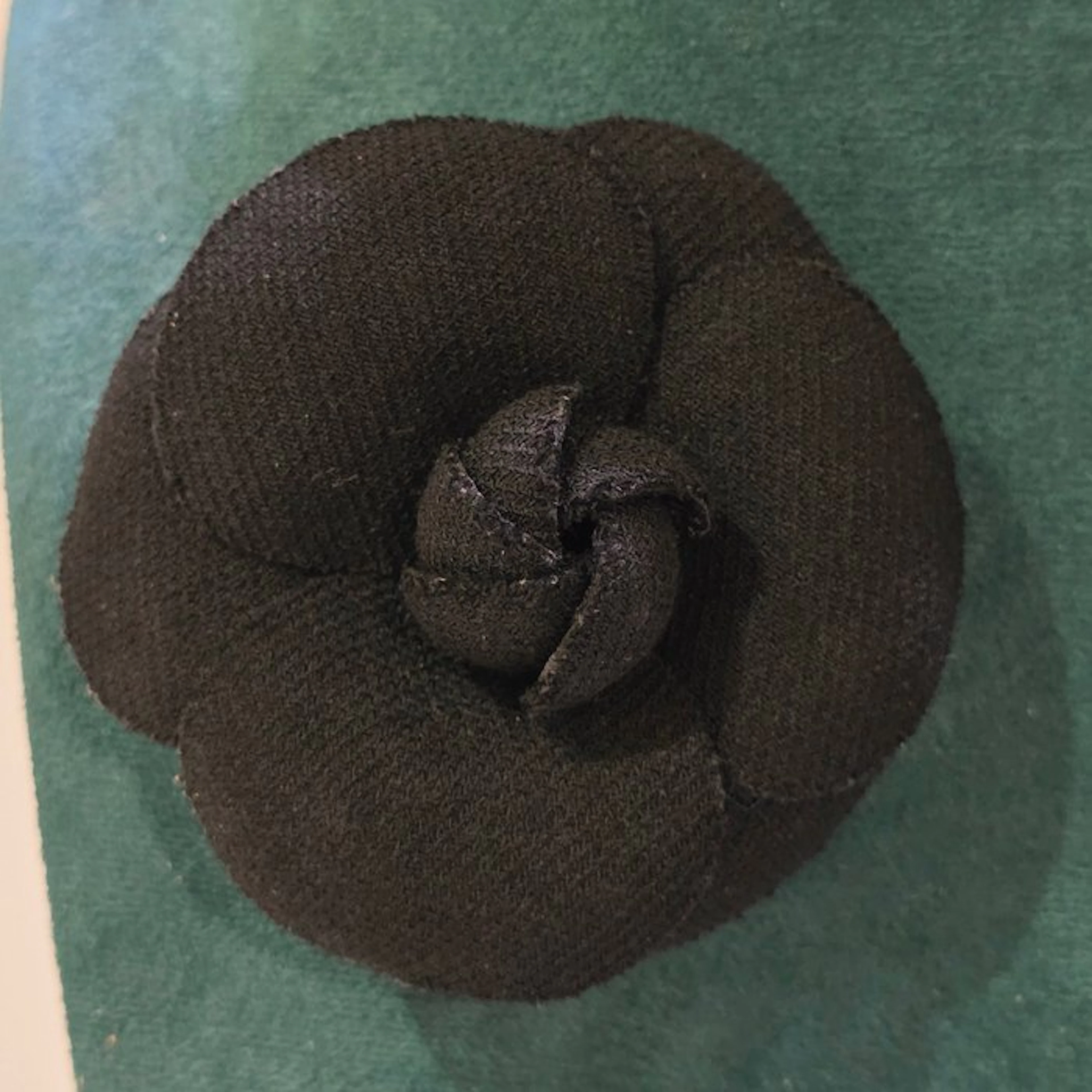 Chanel - Textured canvas - Brooch - Chanel Camellia Tweed