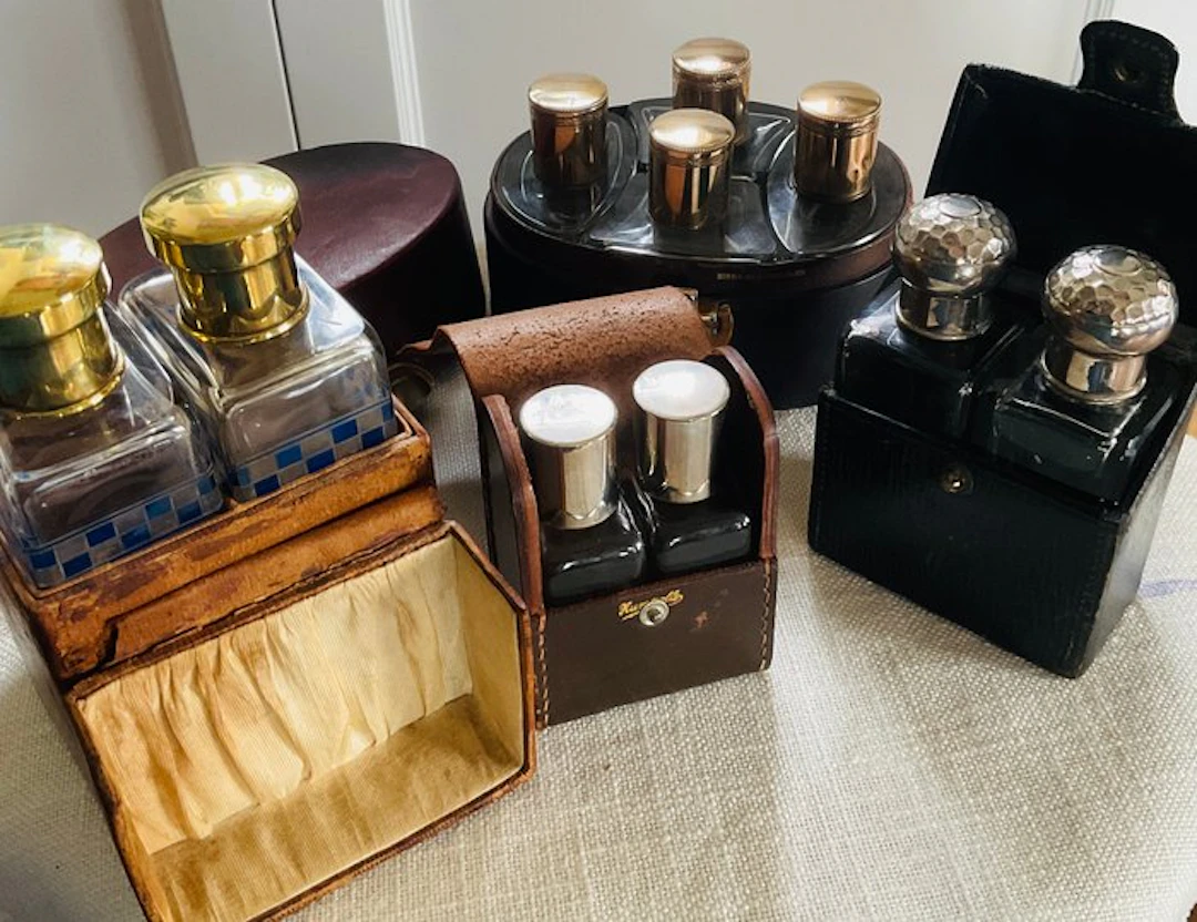Perfume bottle (4) - Glass - Four sets of perfume flacons.