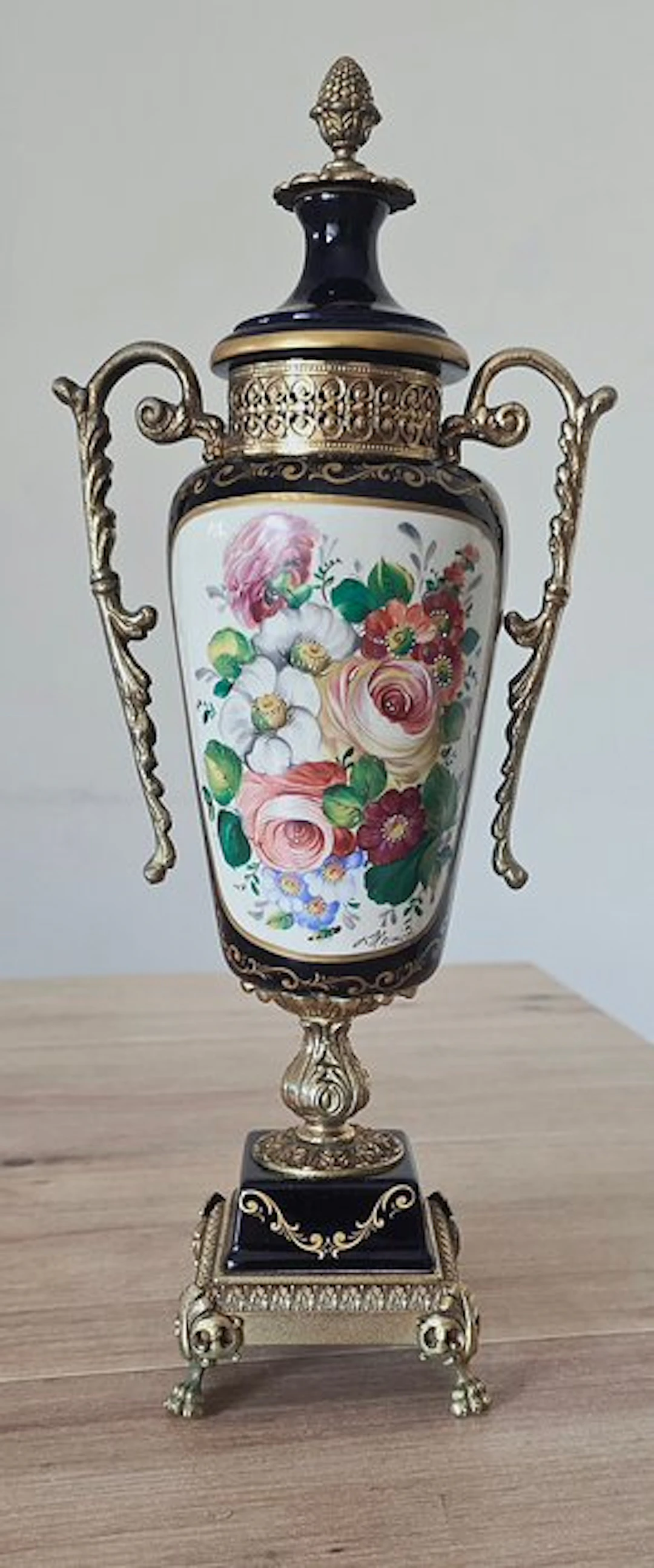 Urn - Italian Porcelain - Neoclassical porcelain-covered vase - Porcelain