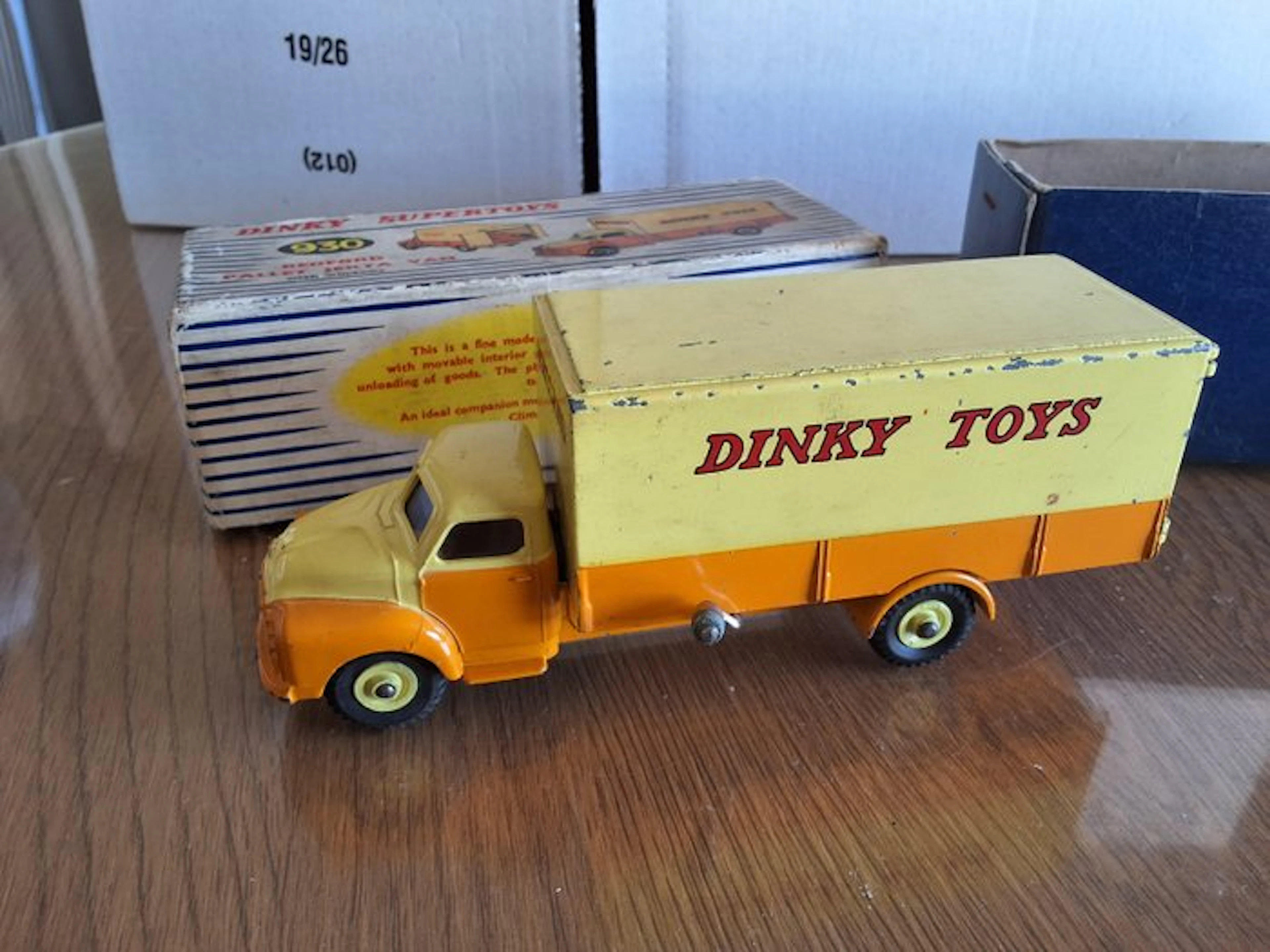 Dinky Toys 1:43 - Model truck - Bedford Pallet Jekta - in the original box