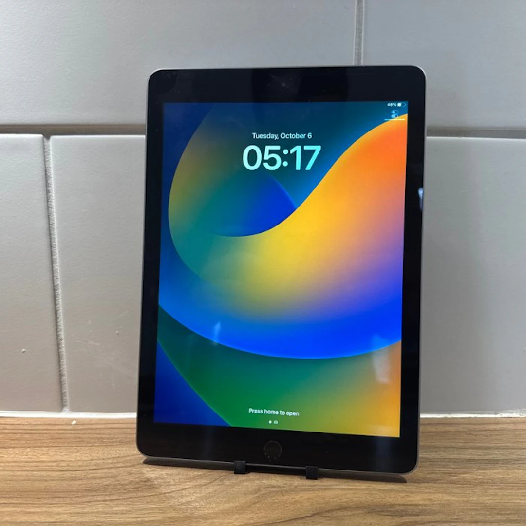 Apple iPad (5th Generation) 128GB Wifi - Mobile phone