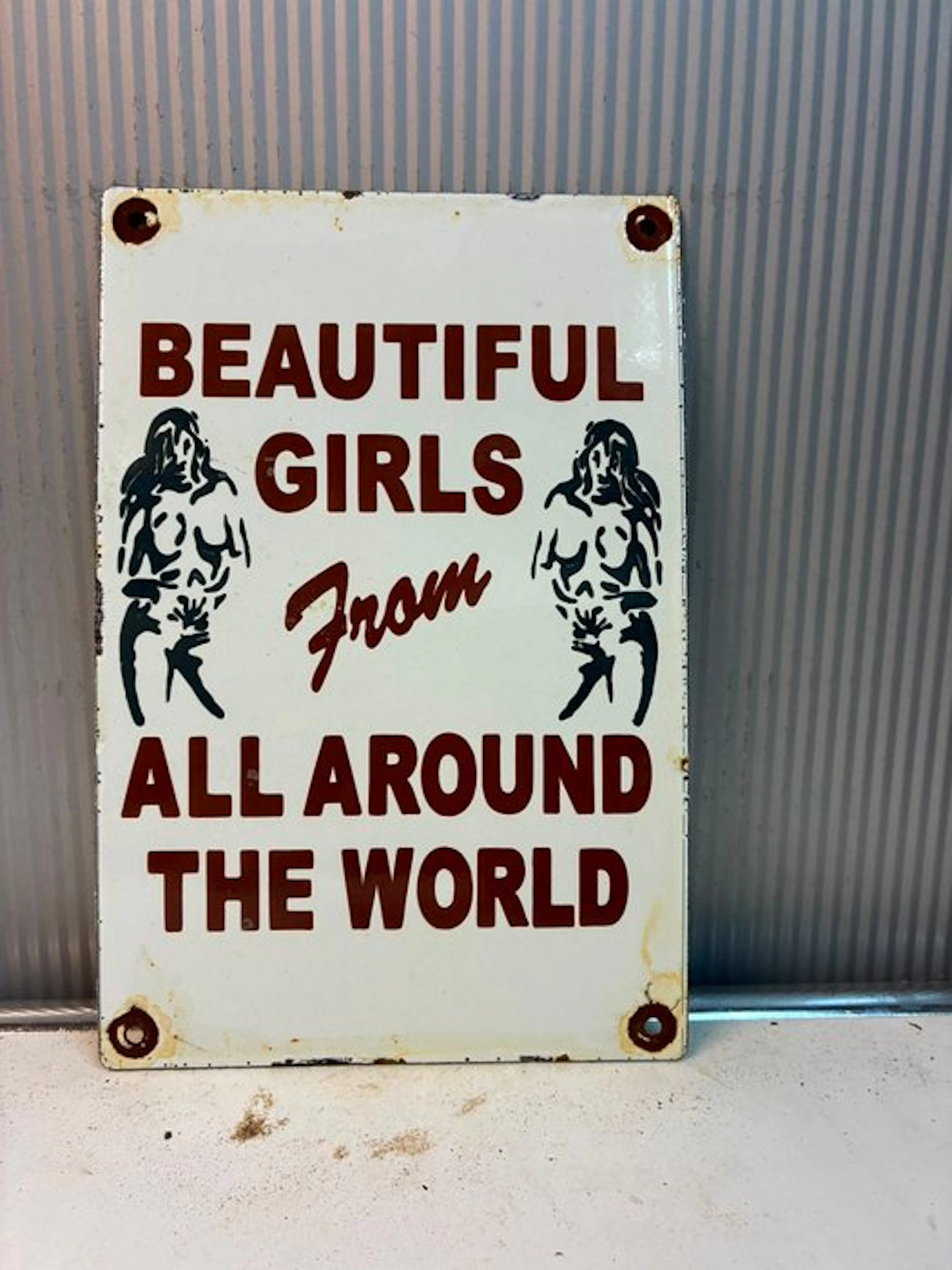 Beautiful Girls from All Around the World – emaille...