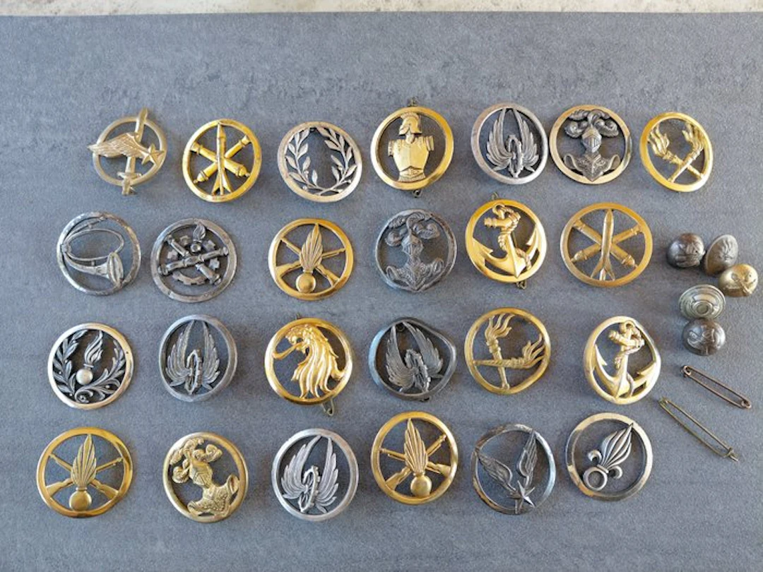 France - Military uniform - Collection of military cap insignia