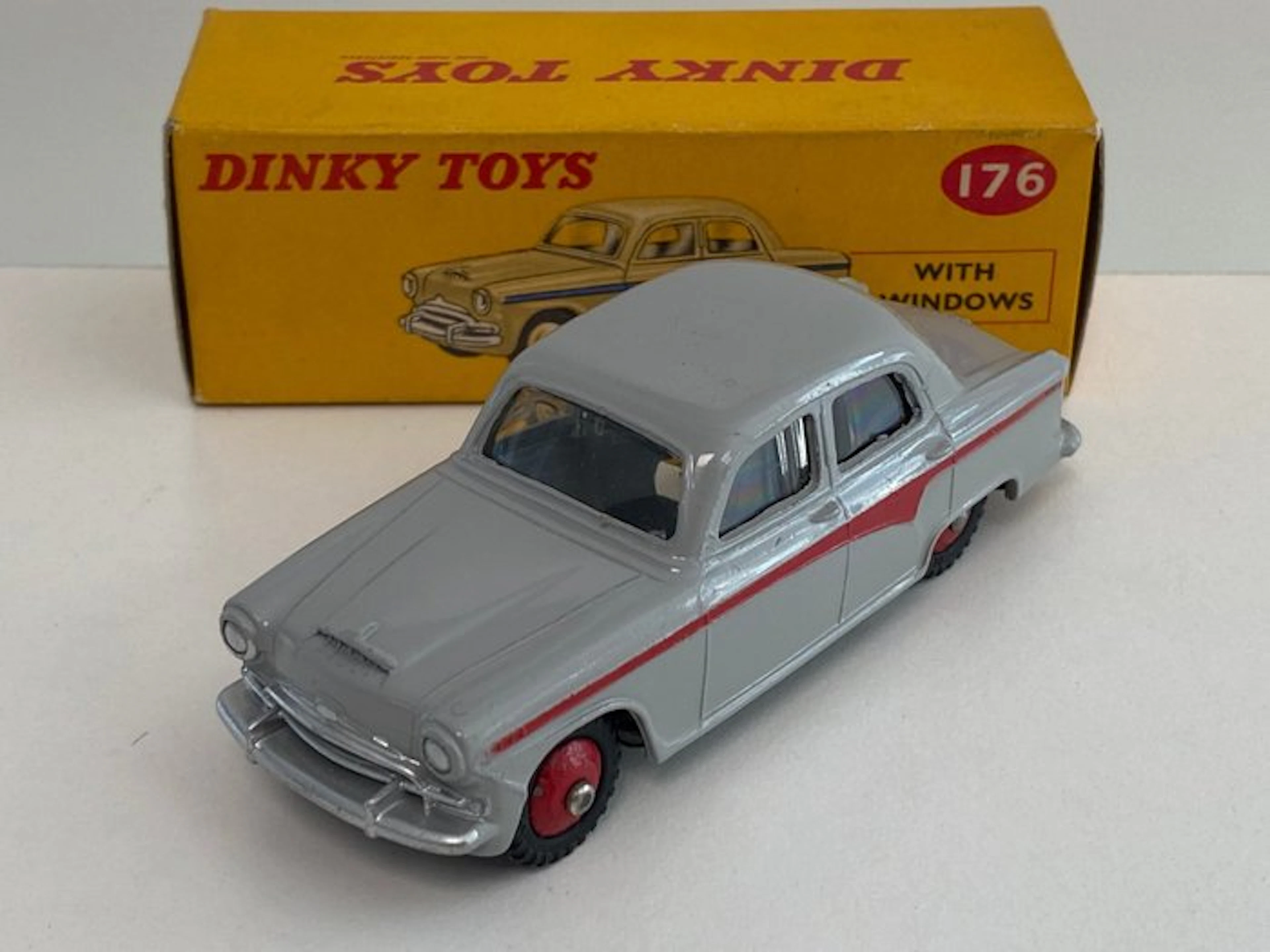 Dinky Toys 1:43 - Model car - Dinky Toys 176 Austin A105 Saloon With Windows