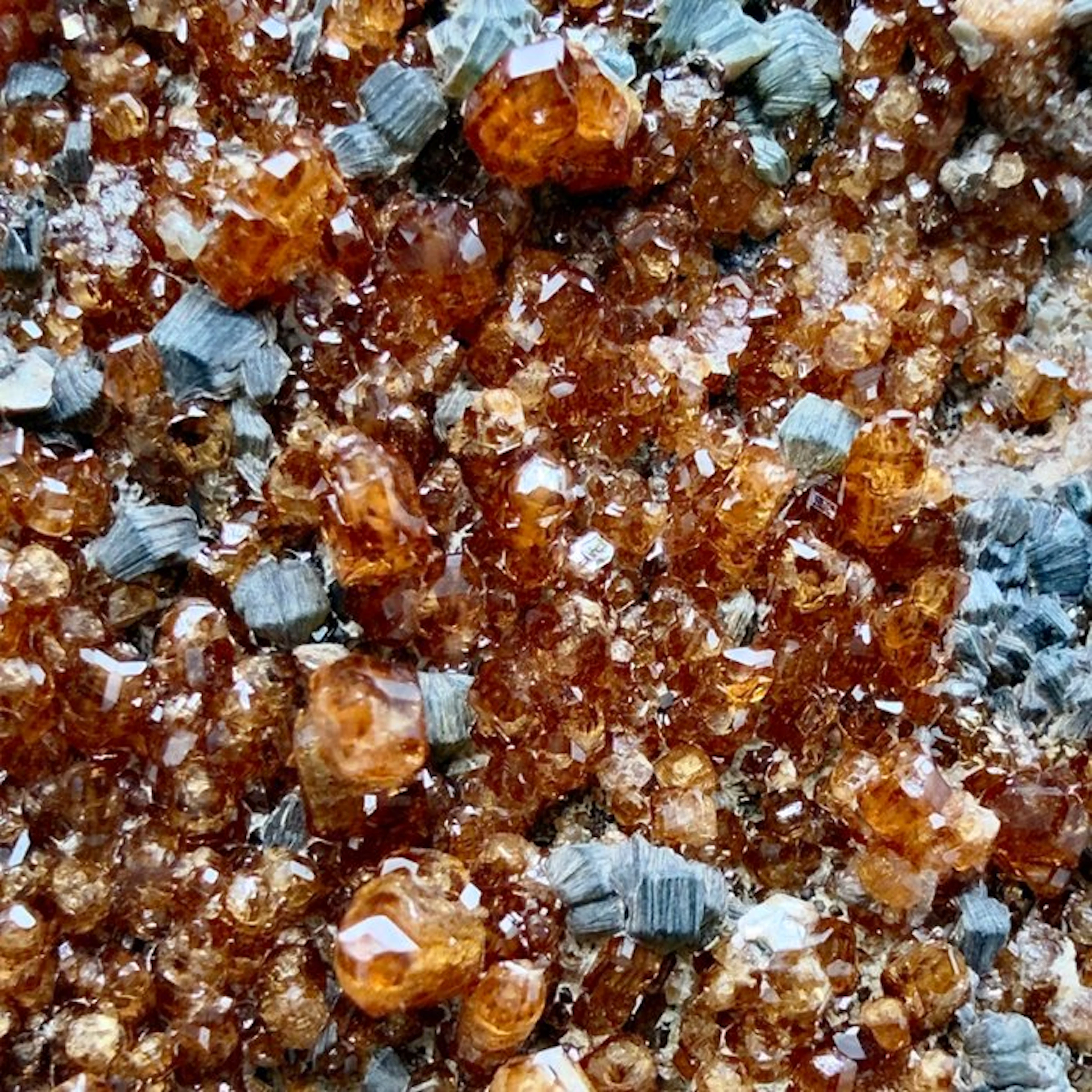 Garnet Rough - Height: 11 cm - Width: 10 cm- 465 g - (1)