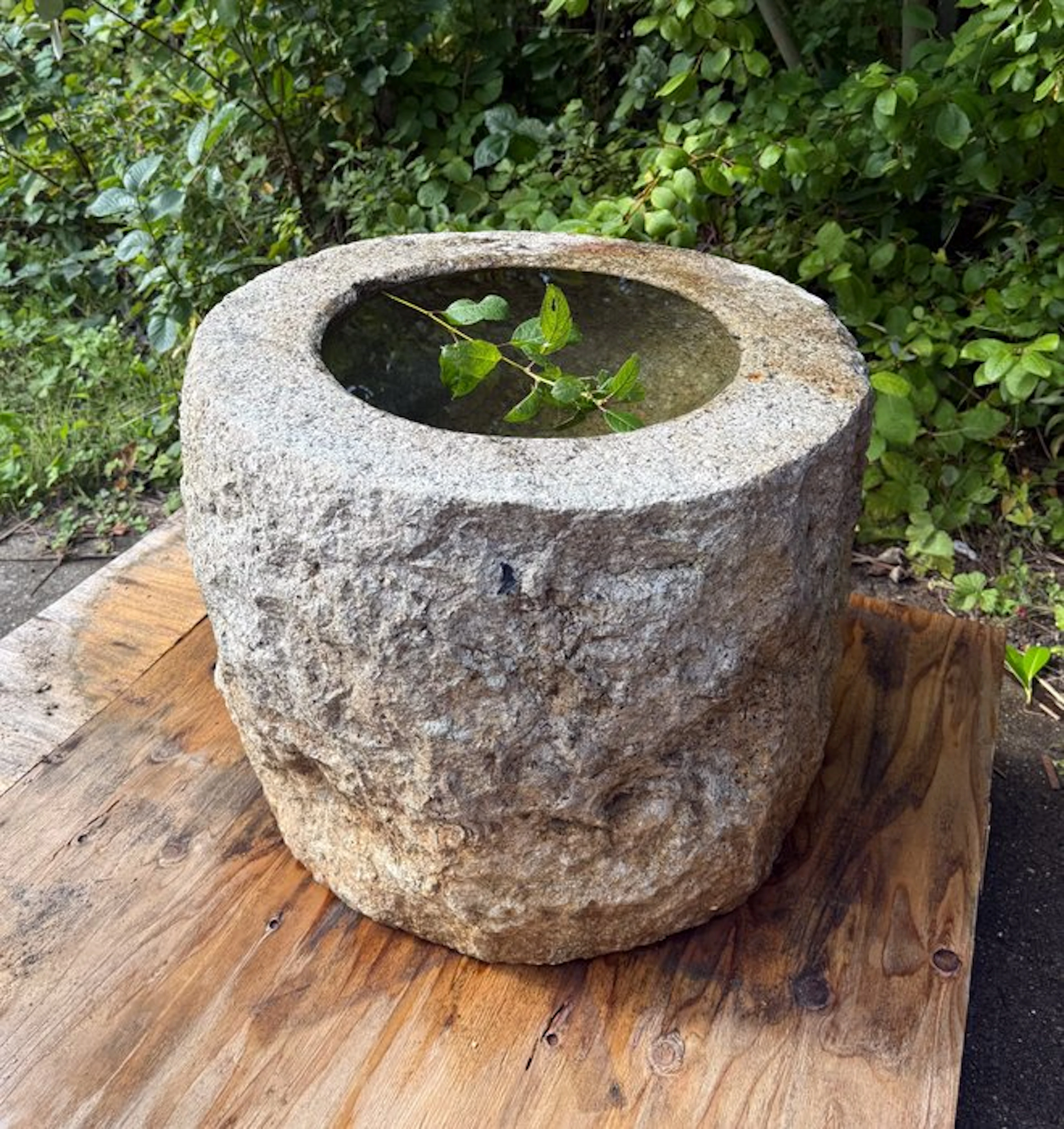 Chôzu’bachi 手水鉢 (water basin) - Granite - Japan - Meiji period (1868-1912)