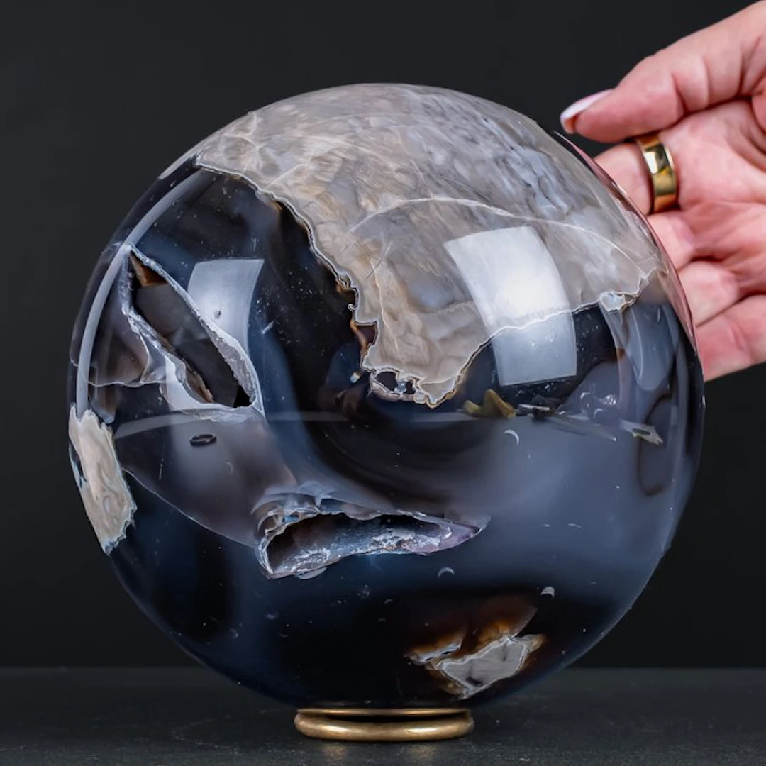 Rare UV-active moss agate – Sphere with striking depth...