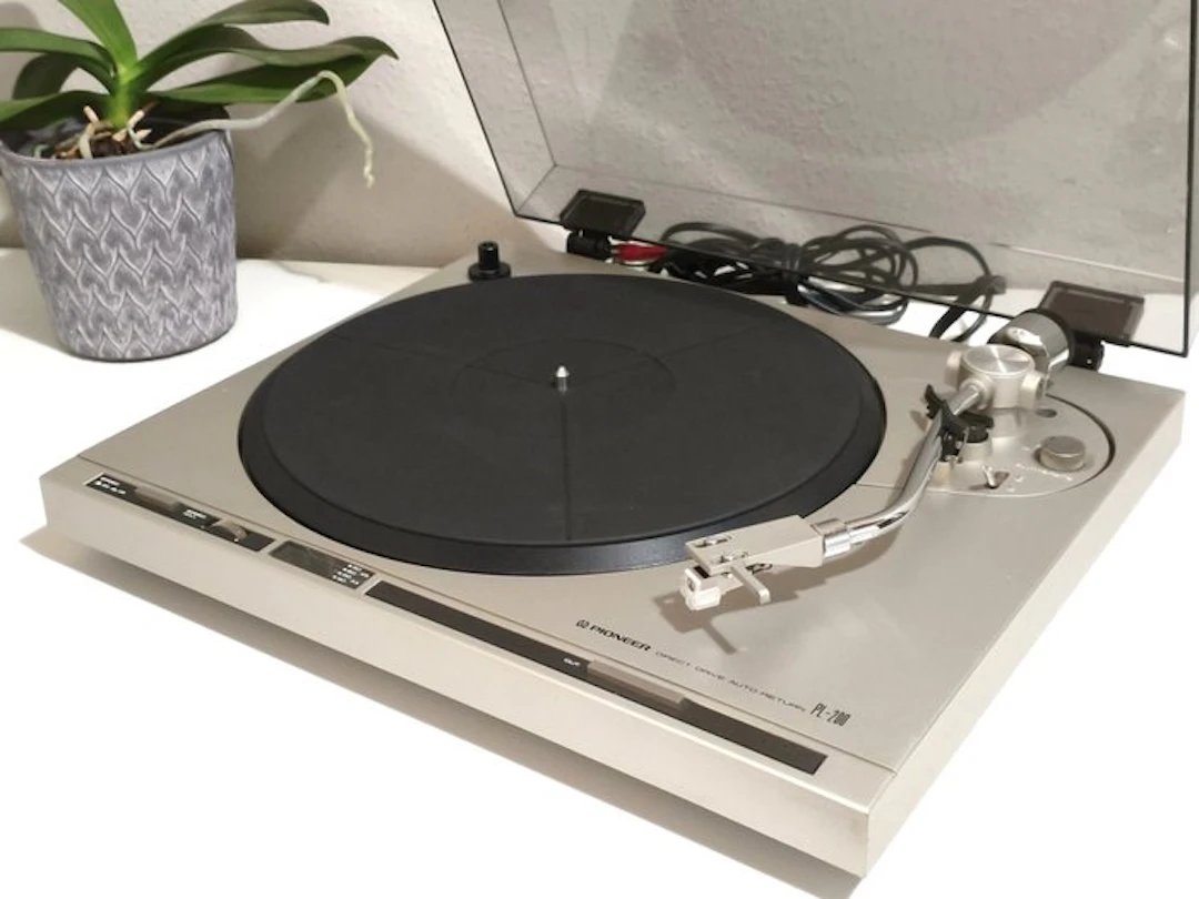Pioneer - PL-200 / DC Servo Direct-Drive Auto-Return Turntable