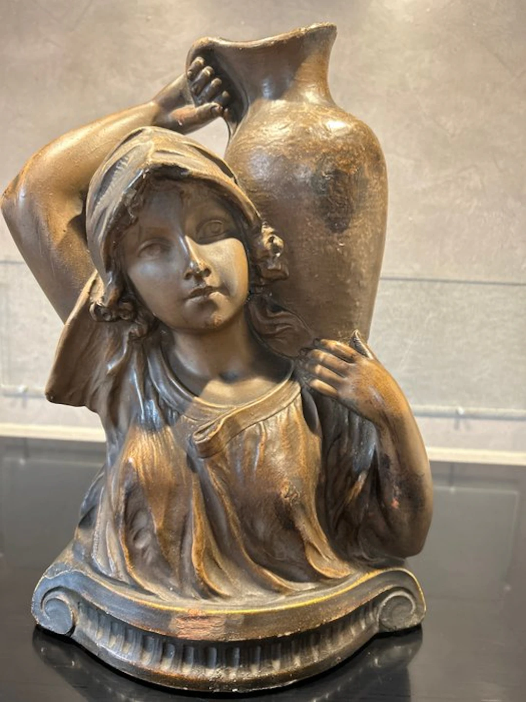 G.Vuerenbergh - Sculpture, Nosicielka wody - 33 cm - Plaster
