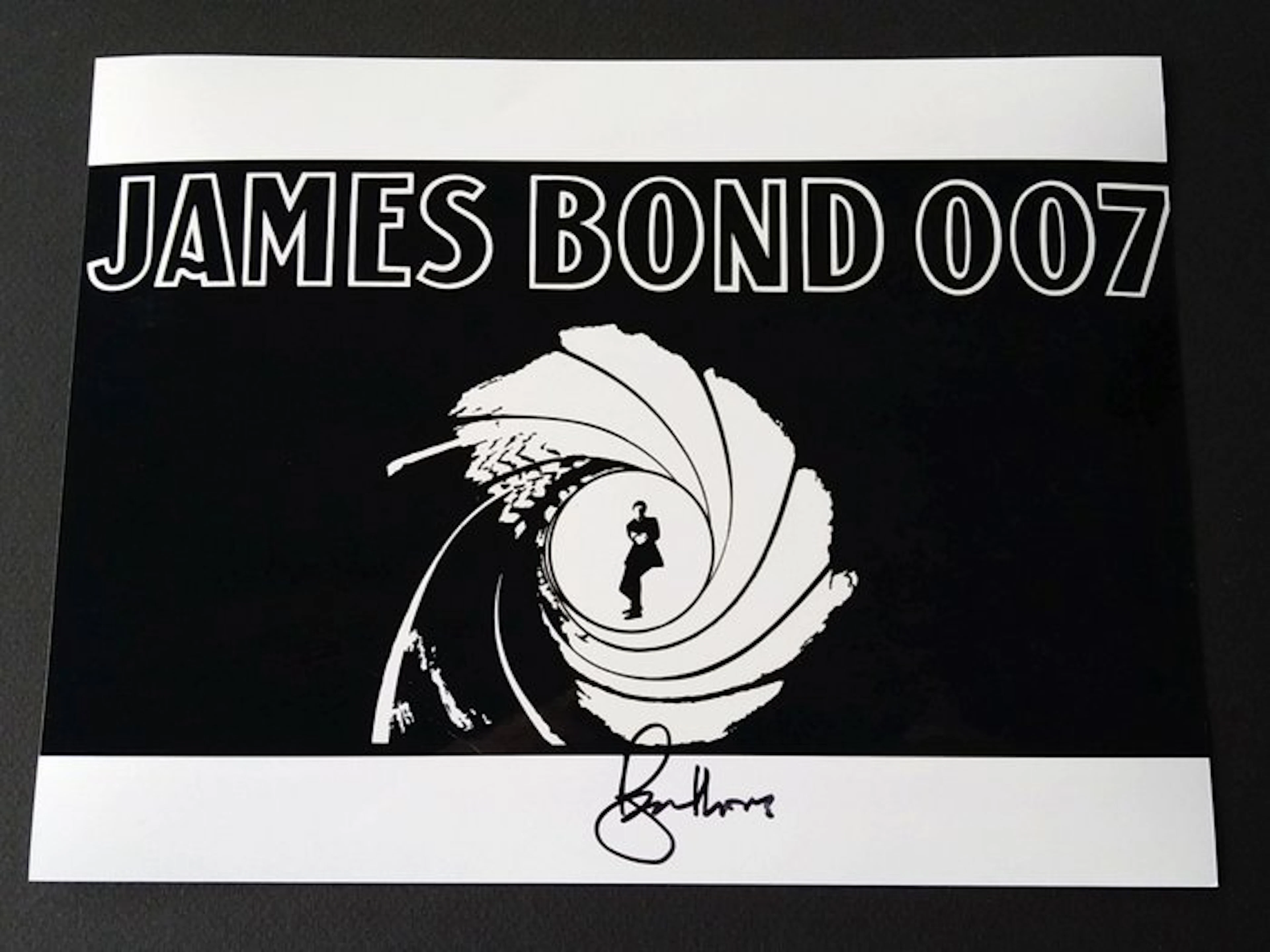 James Bond 007 - Sir Roger Moore (+) as 007 - Autograph, Photo with COA