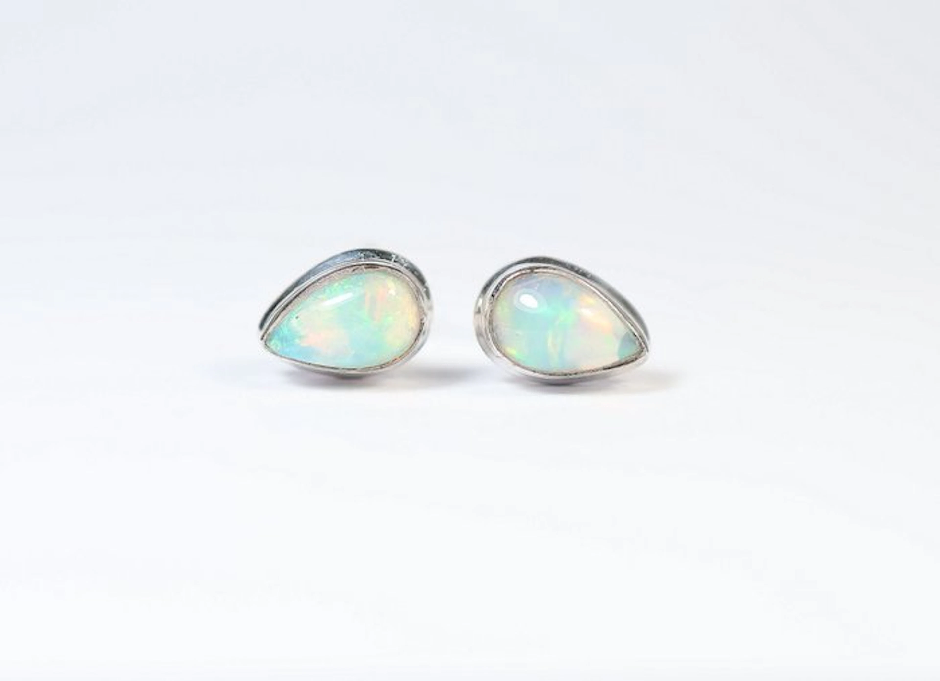 Ethiopian Opal / Welo Opal 2 stud earrings / cabochon / new- 1.7 g - (2)