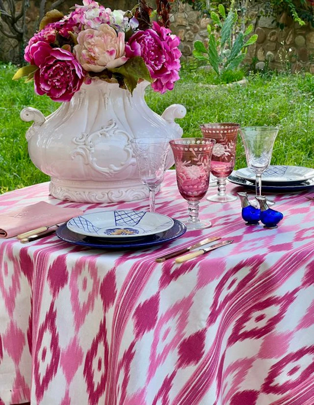 Pink-toned tablecloth with ikat style for large tables