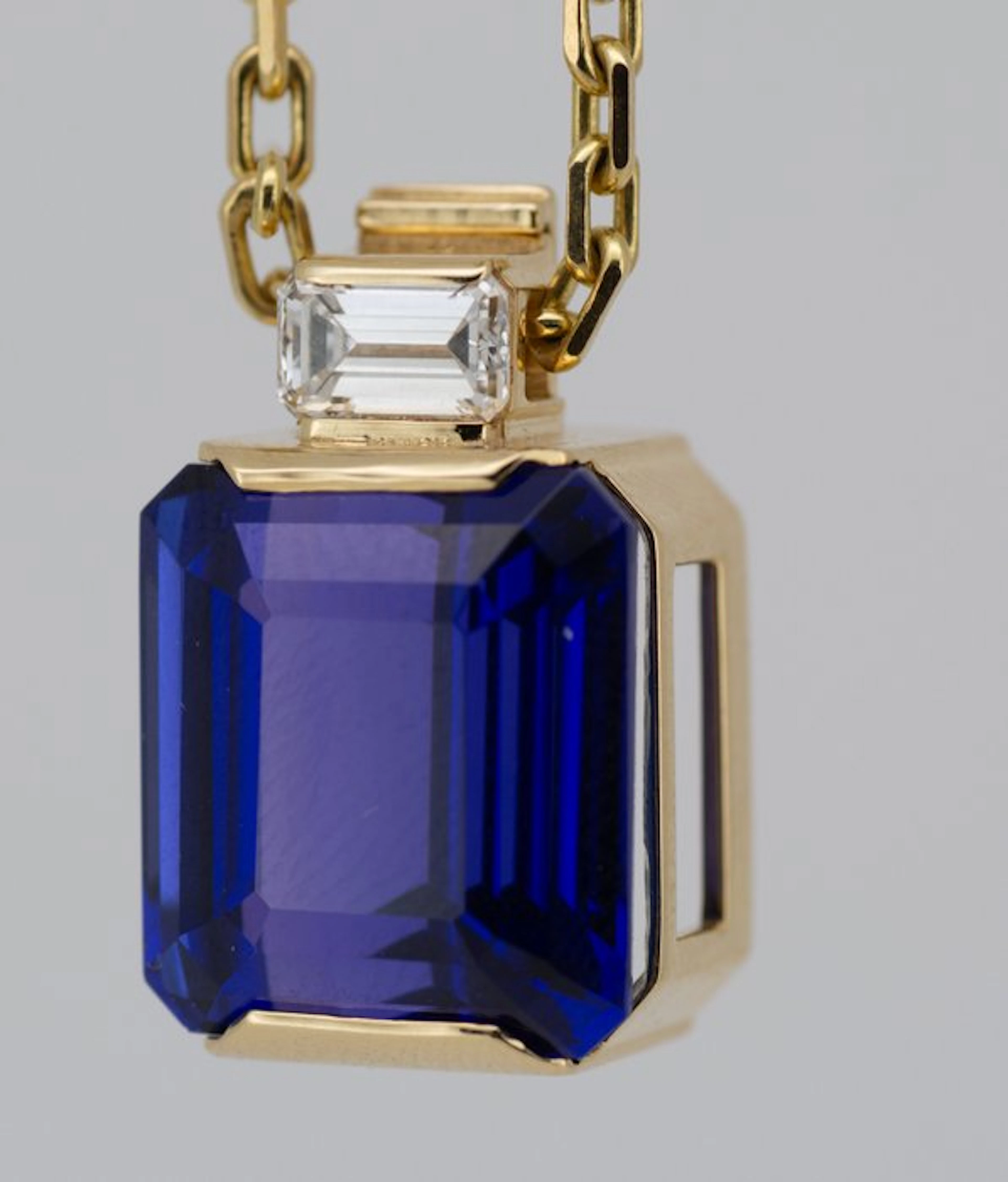 Necklace with pendant - 18 kt. Yellow gold - 34.00ct. tw. Tanzanite - Diamond