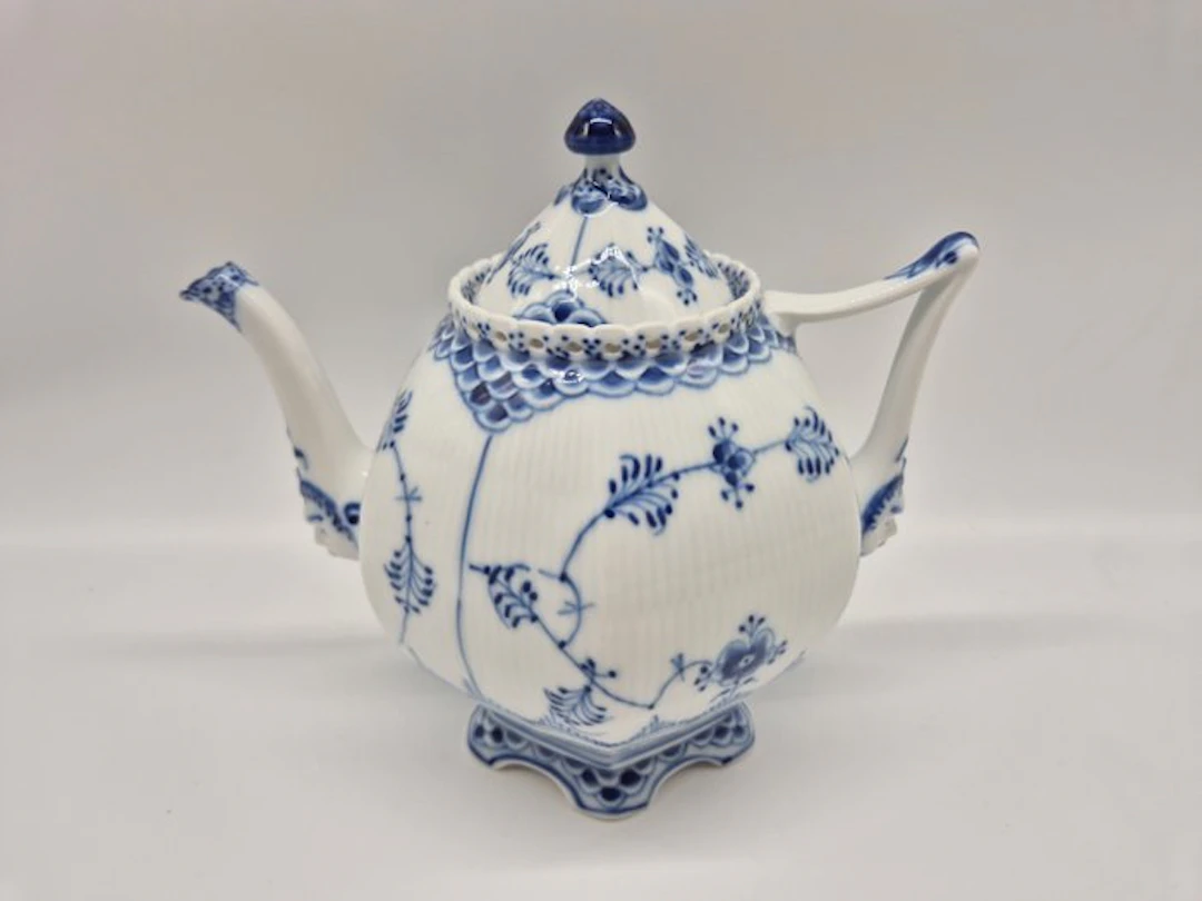 Royal Copenhagen - Teekanne Musselmalet Vollspitze...