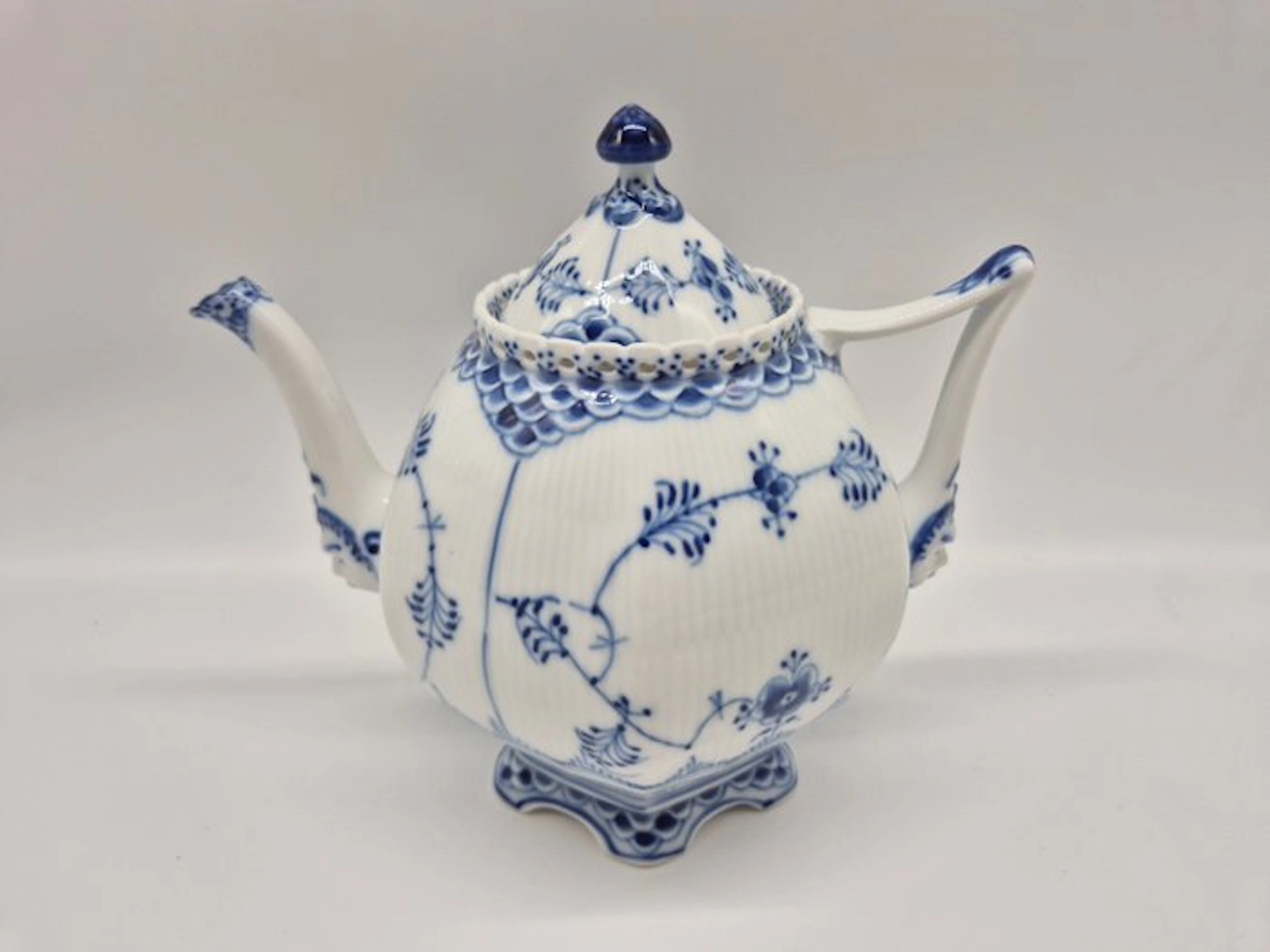 Royal Copenhagen - Teekanne Musselmalet Vollspitze...