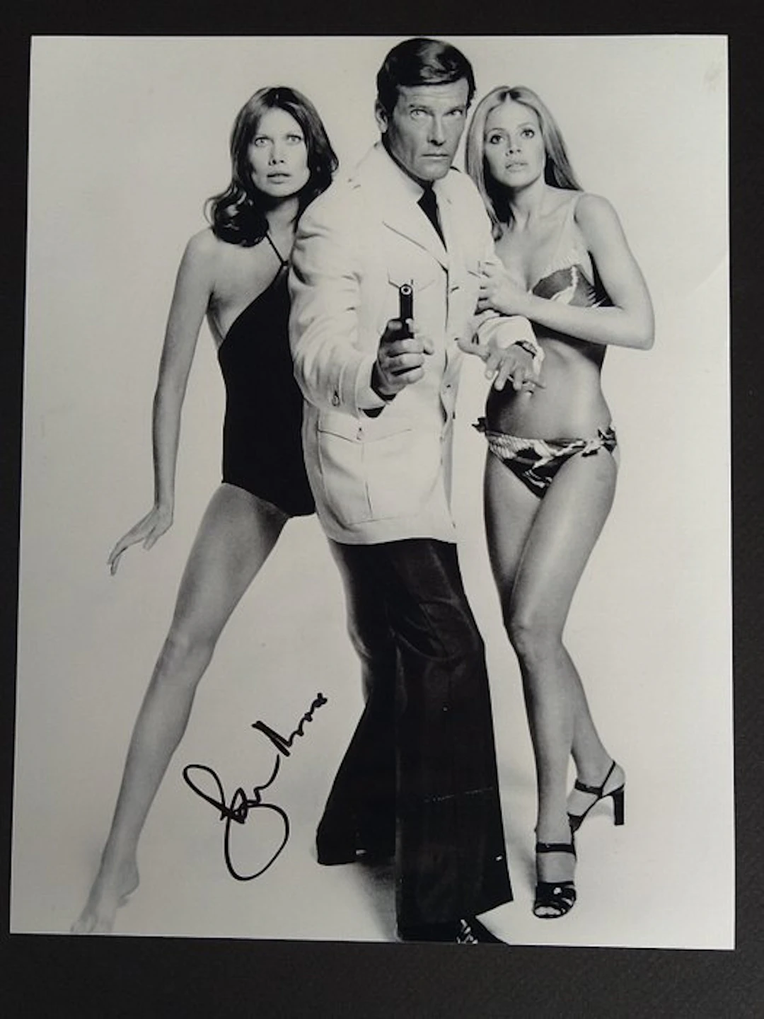 James Bond 007: The Man with the Golden Gun - Sir Roger...