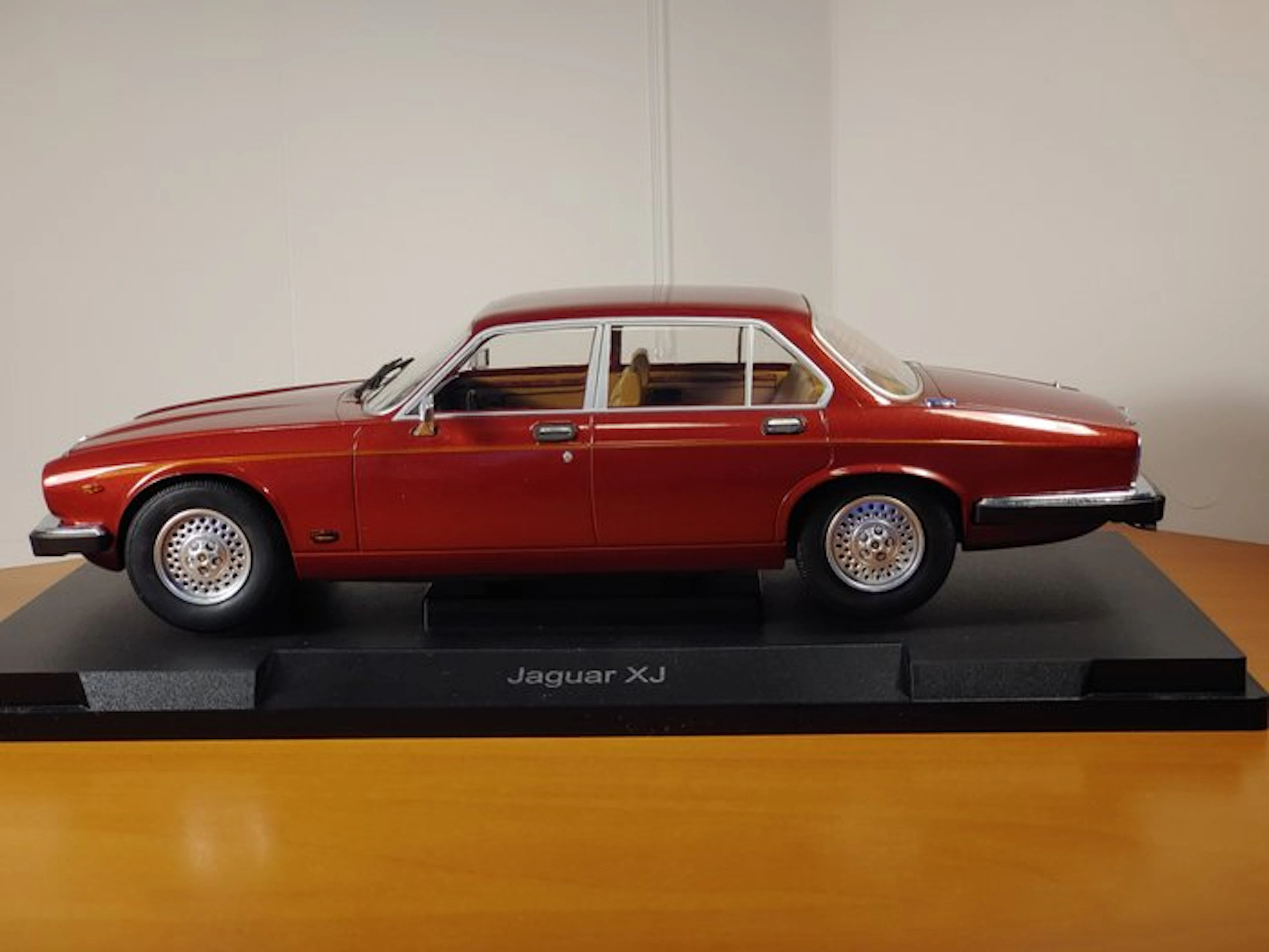 Modelcar Group 1:18 - Model car - Jaguar XJ-6 Serie III...