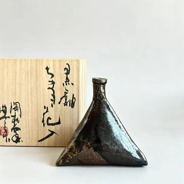 Rare Echizen ware triangular flower vase