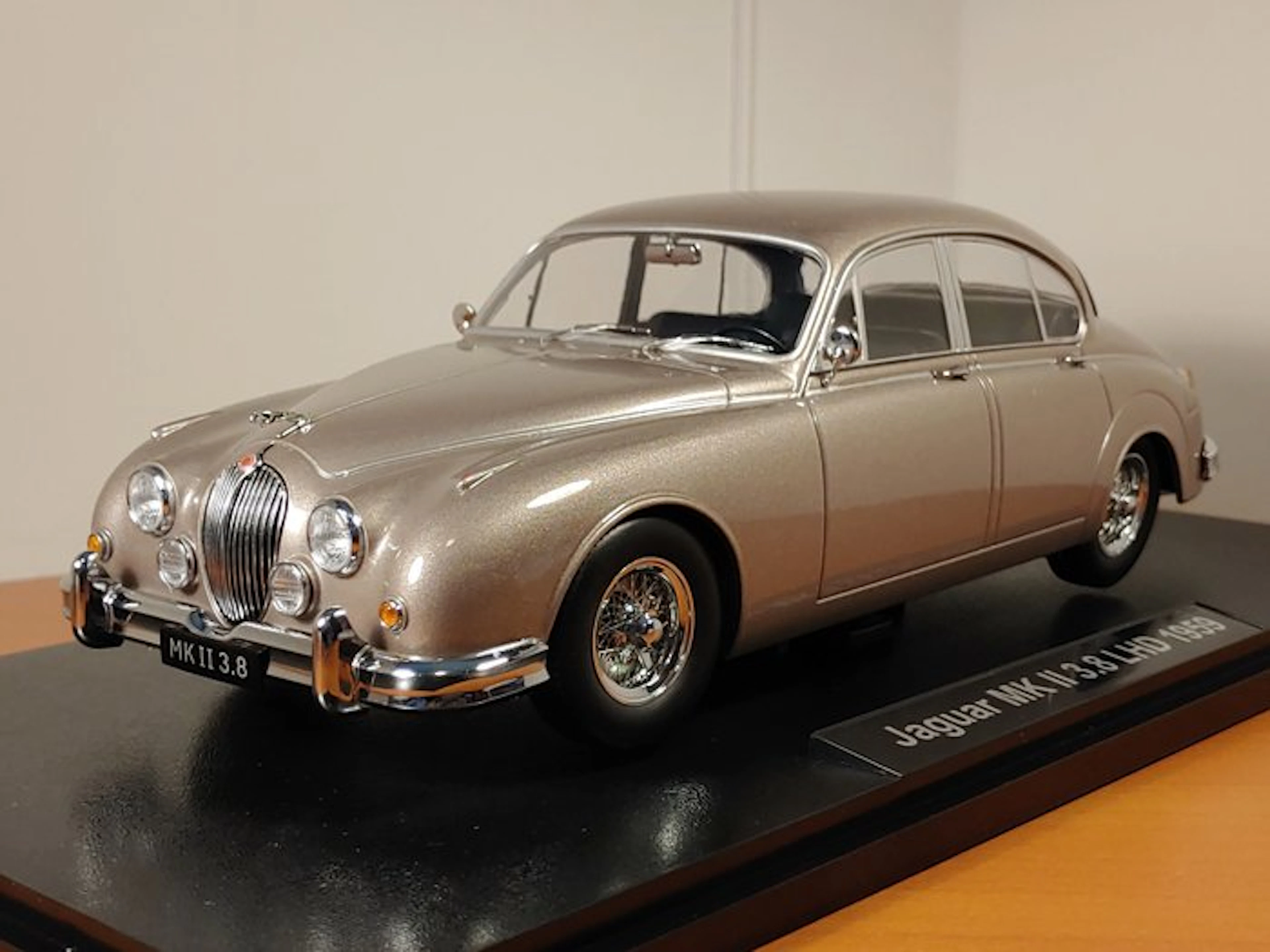 KK-Scale 1:18 - Model sedan - Jaguar Mk II 3.8 Pearlsilber-metallic - 1959