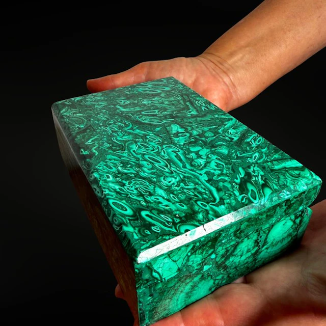 Fantastic box crafted by carving a natural malachite