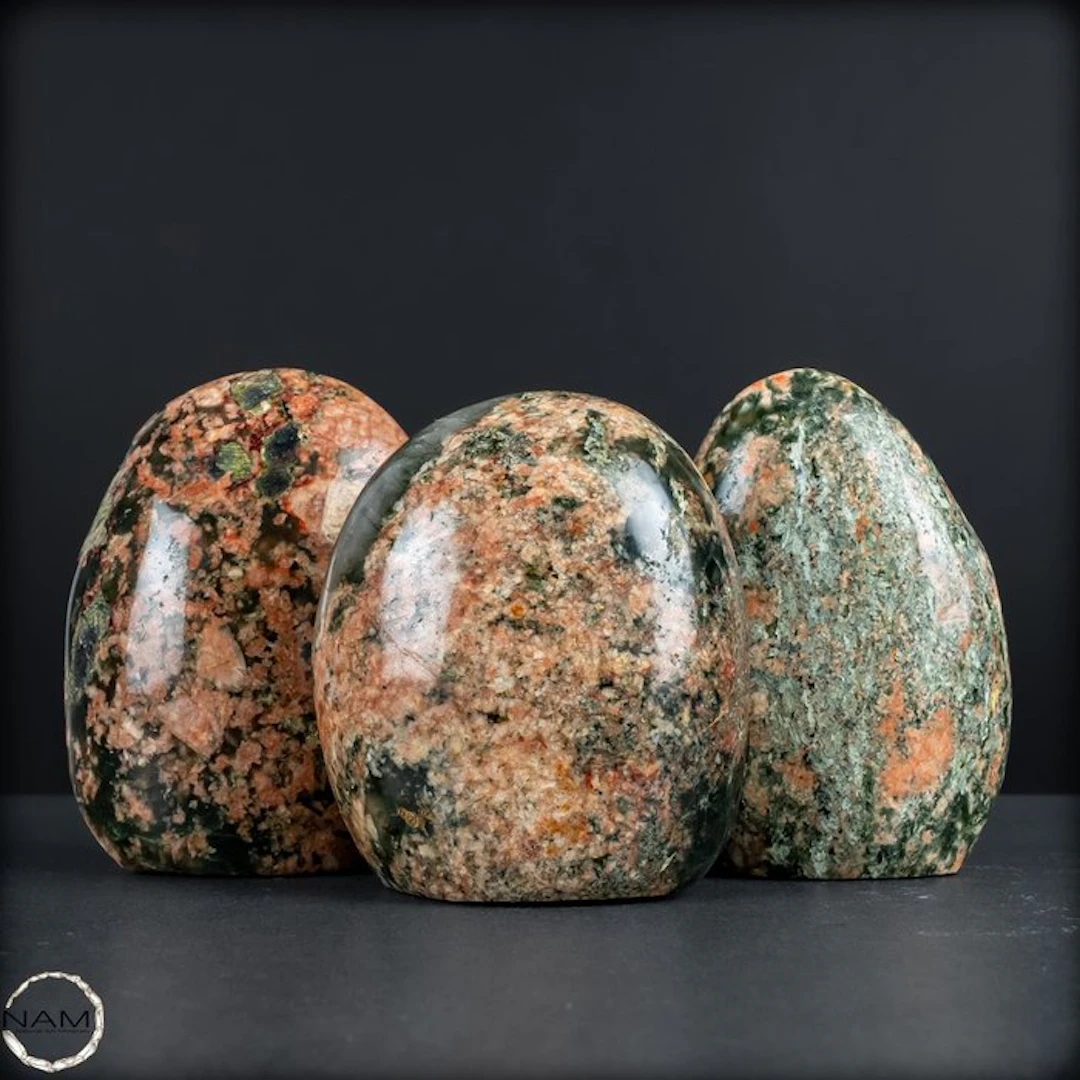 Nature Art in Stone – Exclusive flower agate set full of...