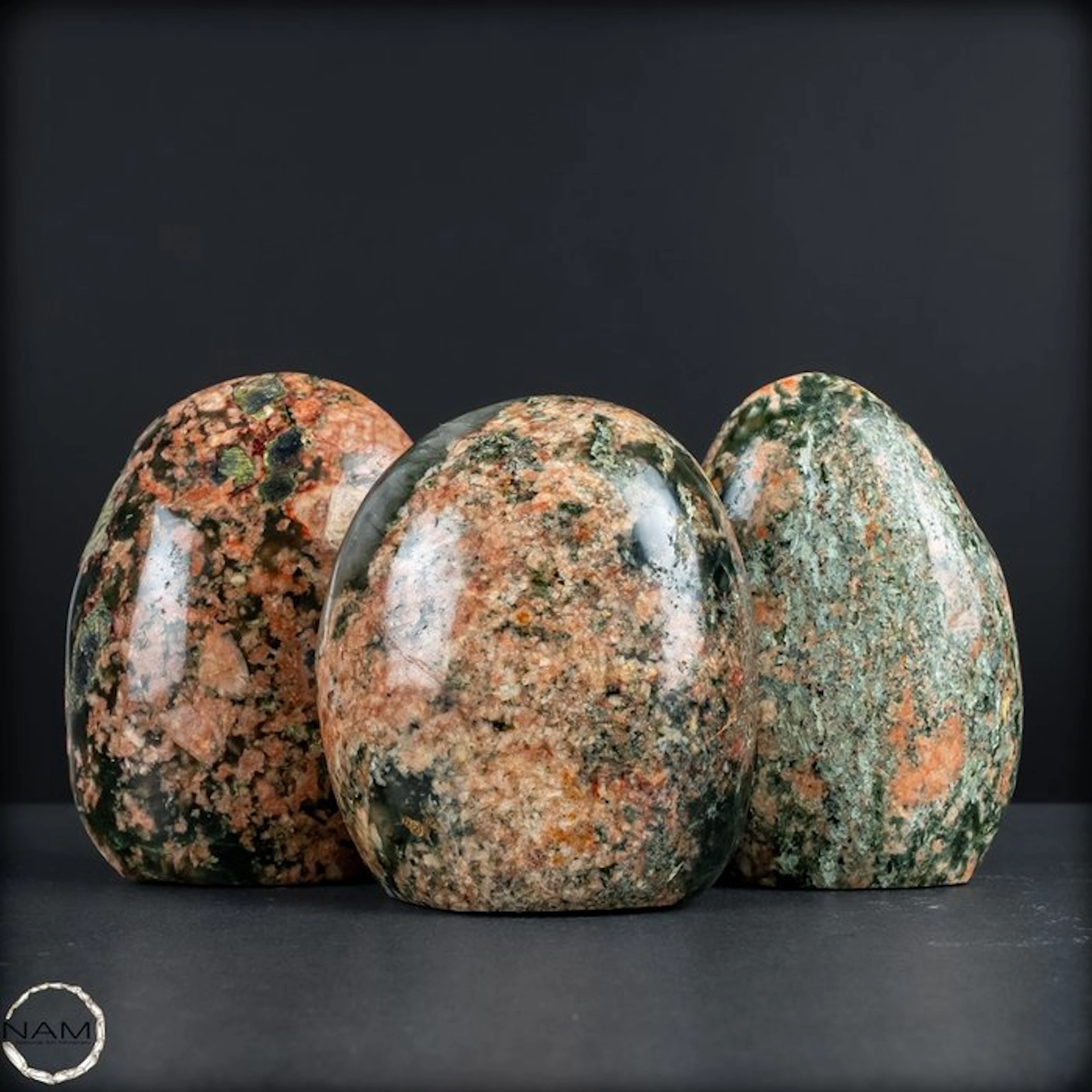Nature Art in Stone – Exclusive flower agate set full of...
