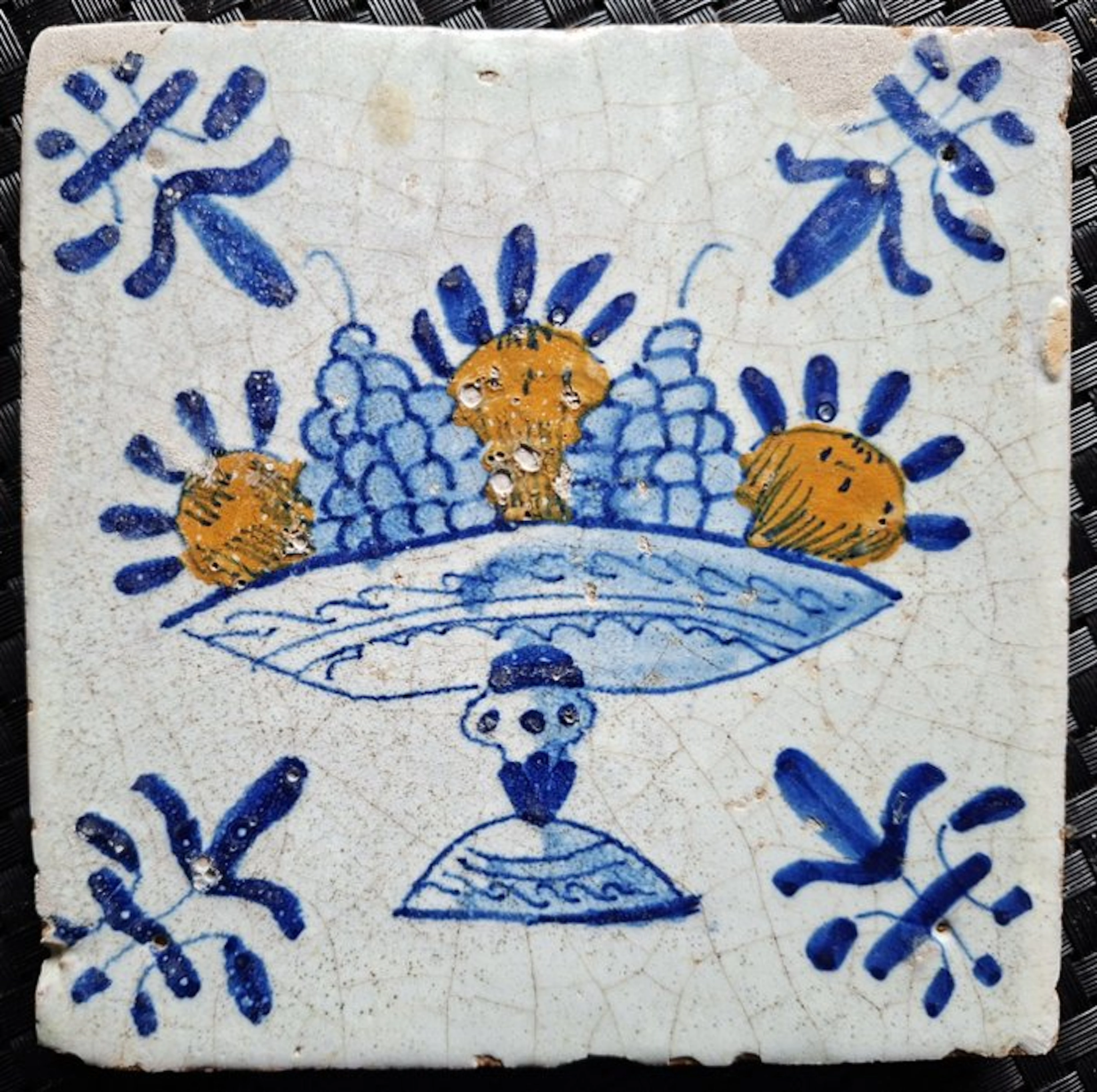 Tile - Antique tile with fruit bowl. - 1600-1650