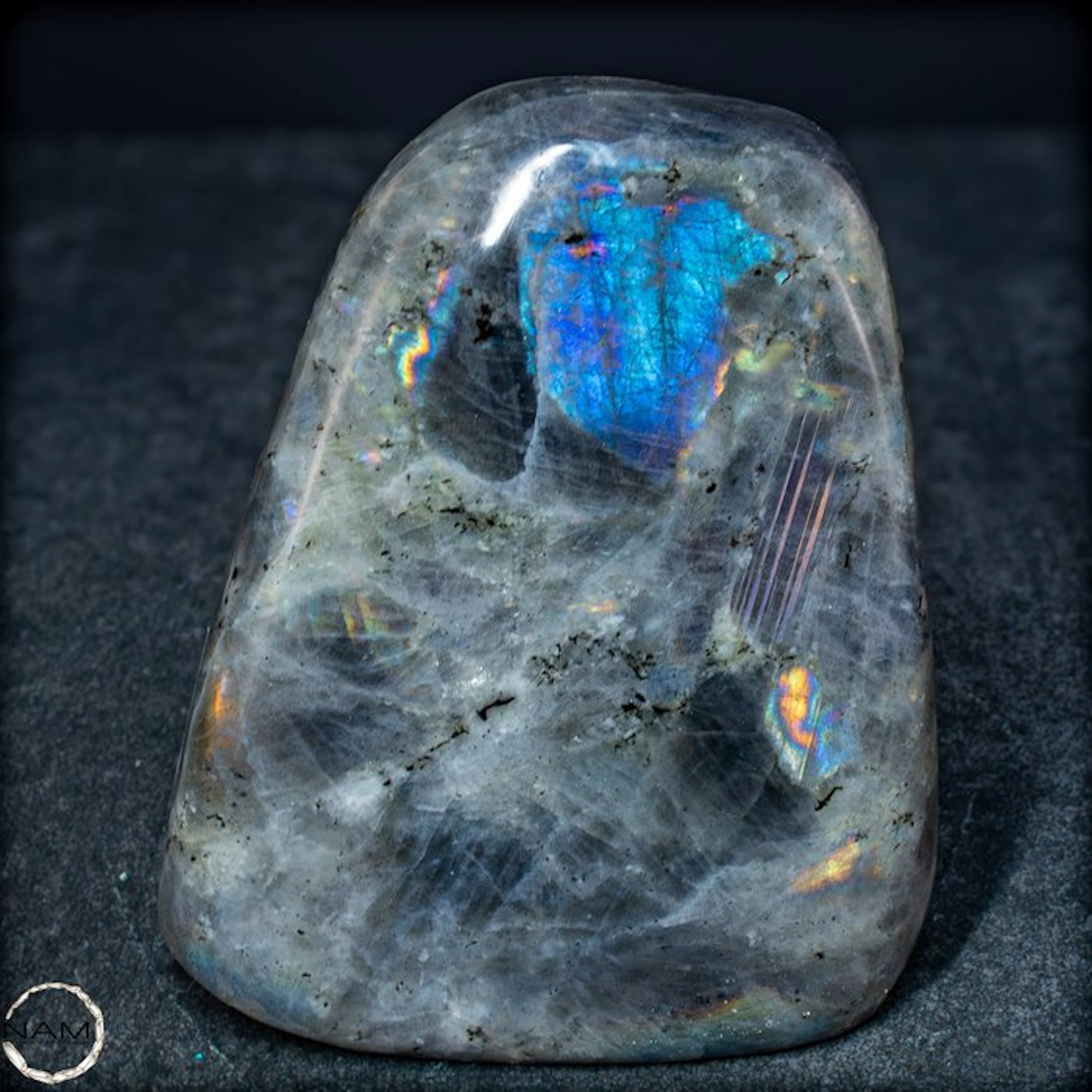 Natural labradorite from Madagascar – Nature's shimmering...