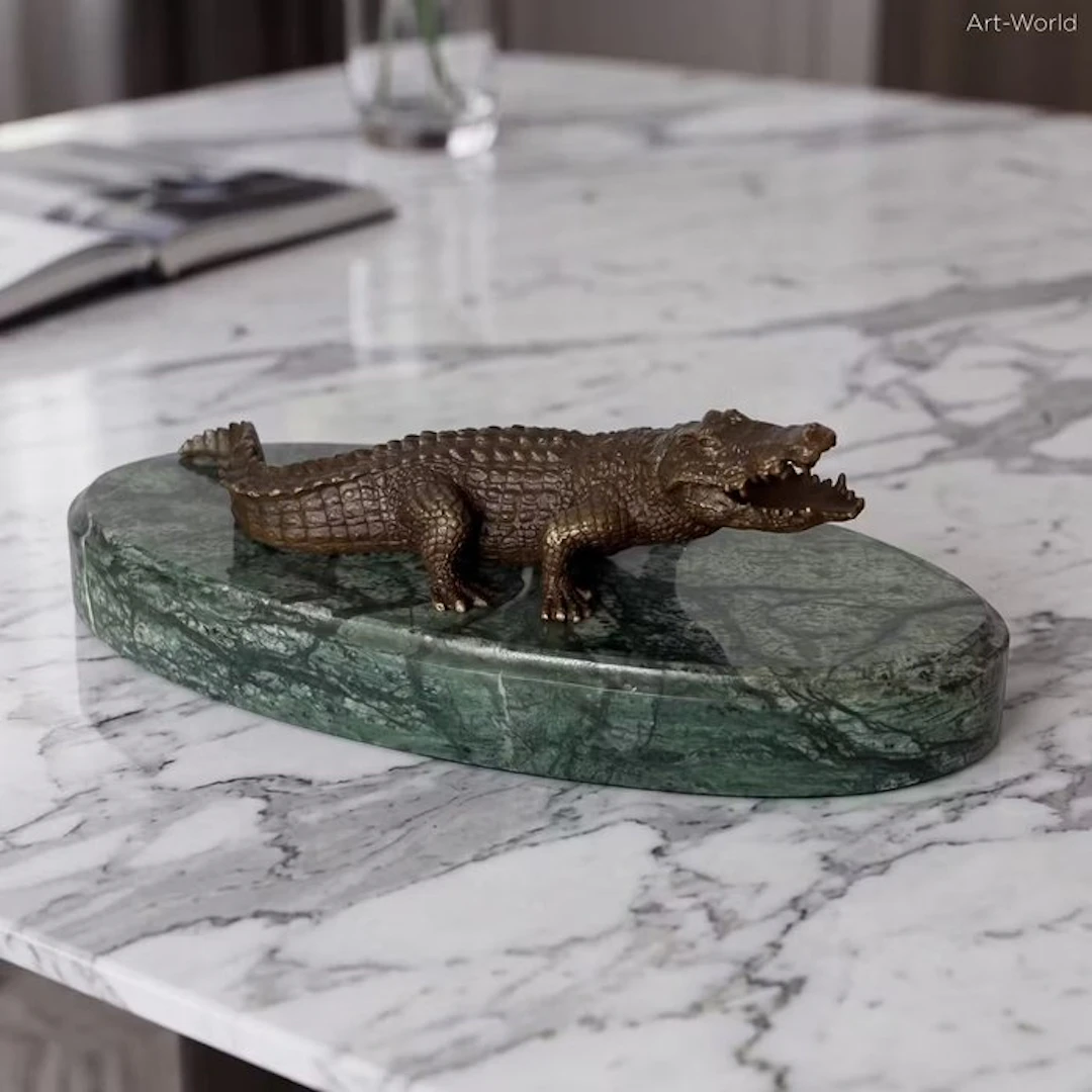 Statue, Prachtig sculptuur van een krokodil 21.5 cm - 7.5 cm - Bronze, Marble