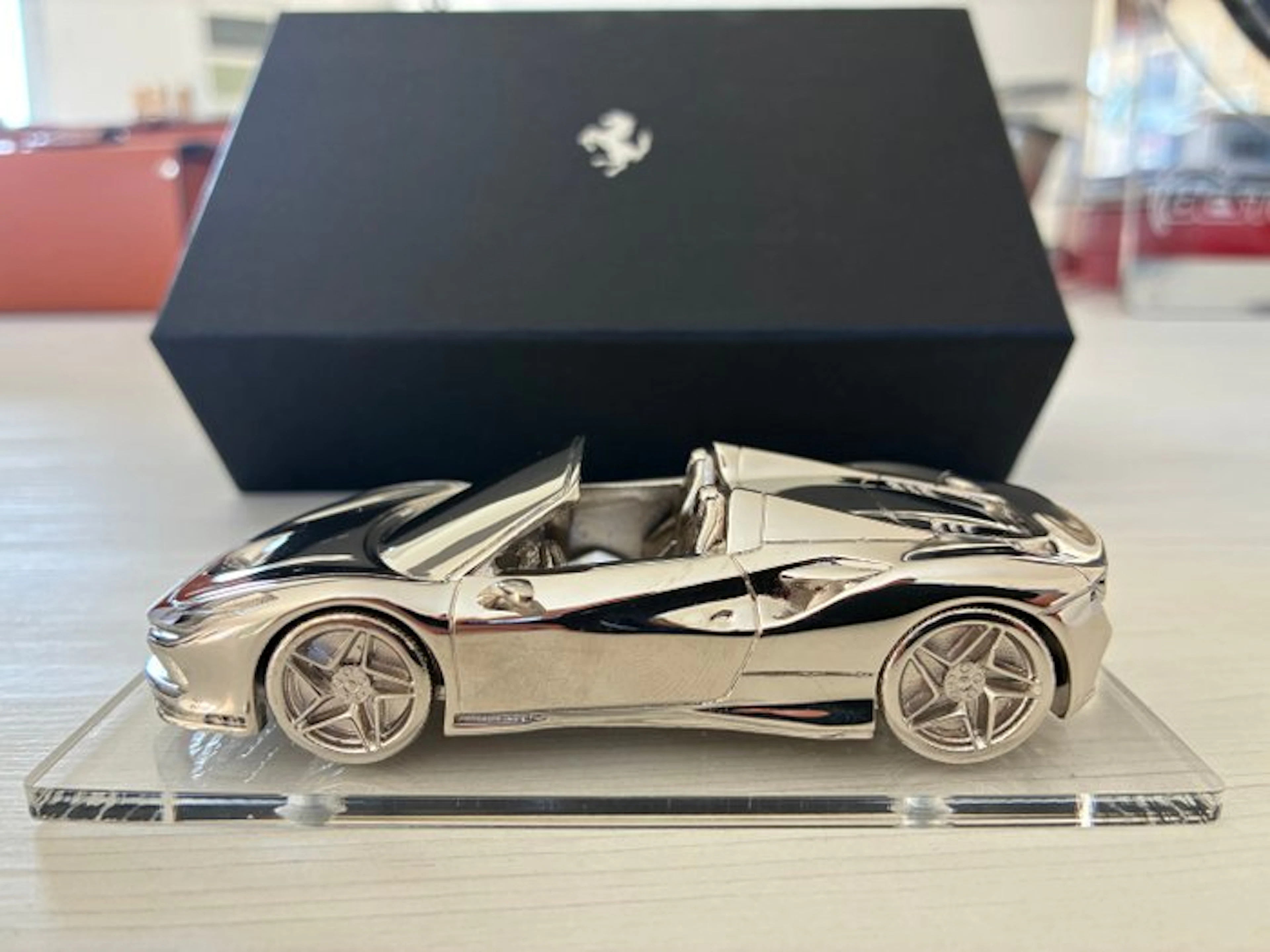 Ferrari - F8 Spider (2019) - Scultura/Fermacarte cromato...