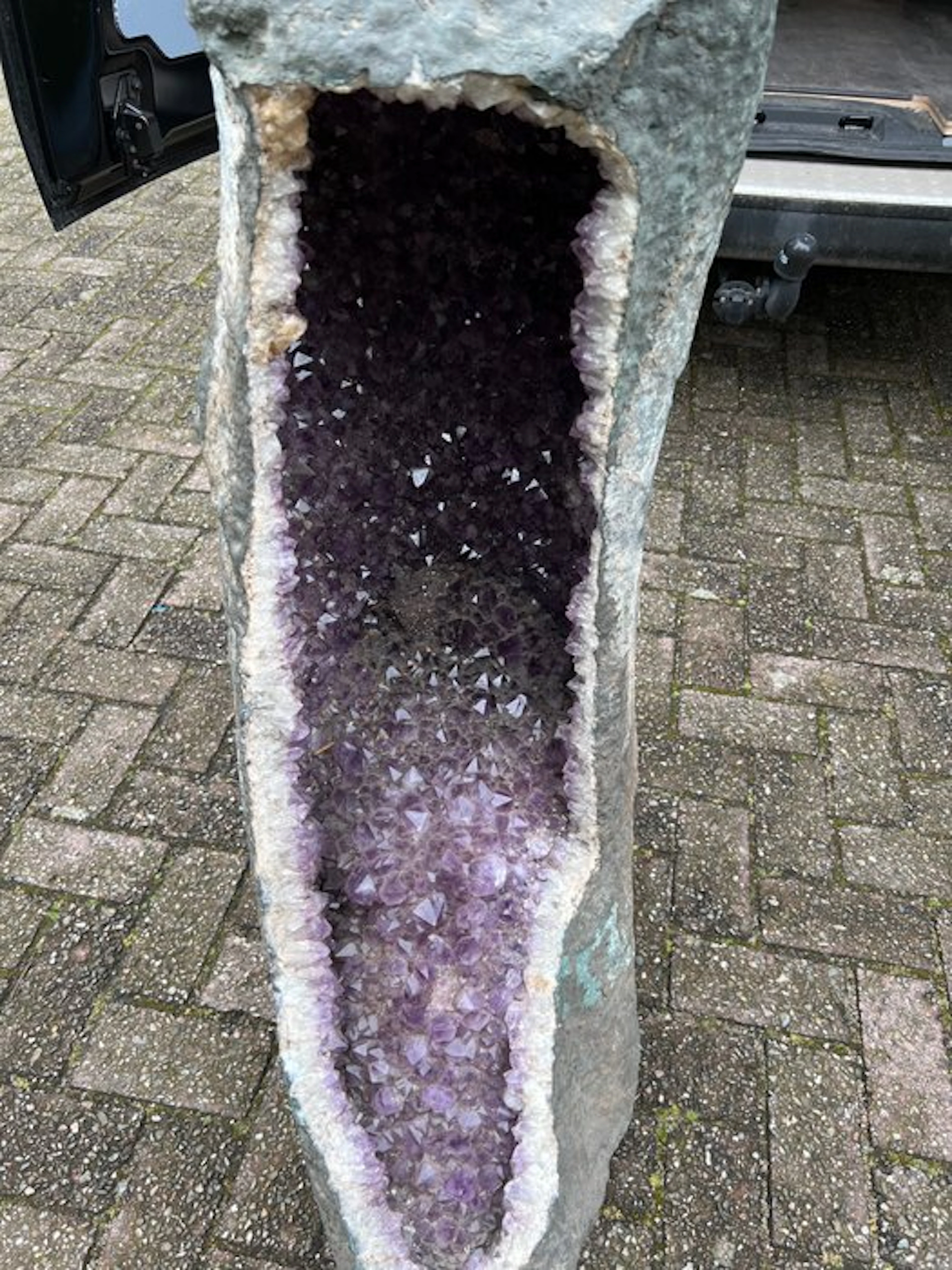 Amethyst Geode- 220 kg - (1)