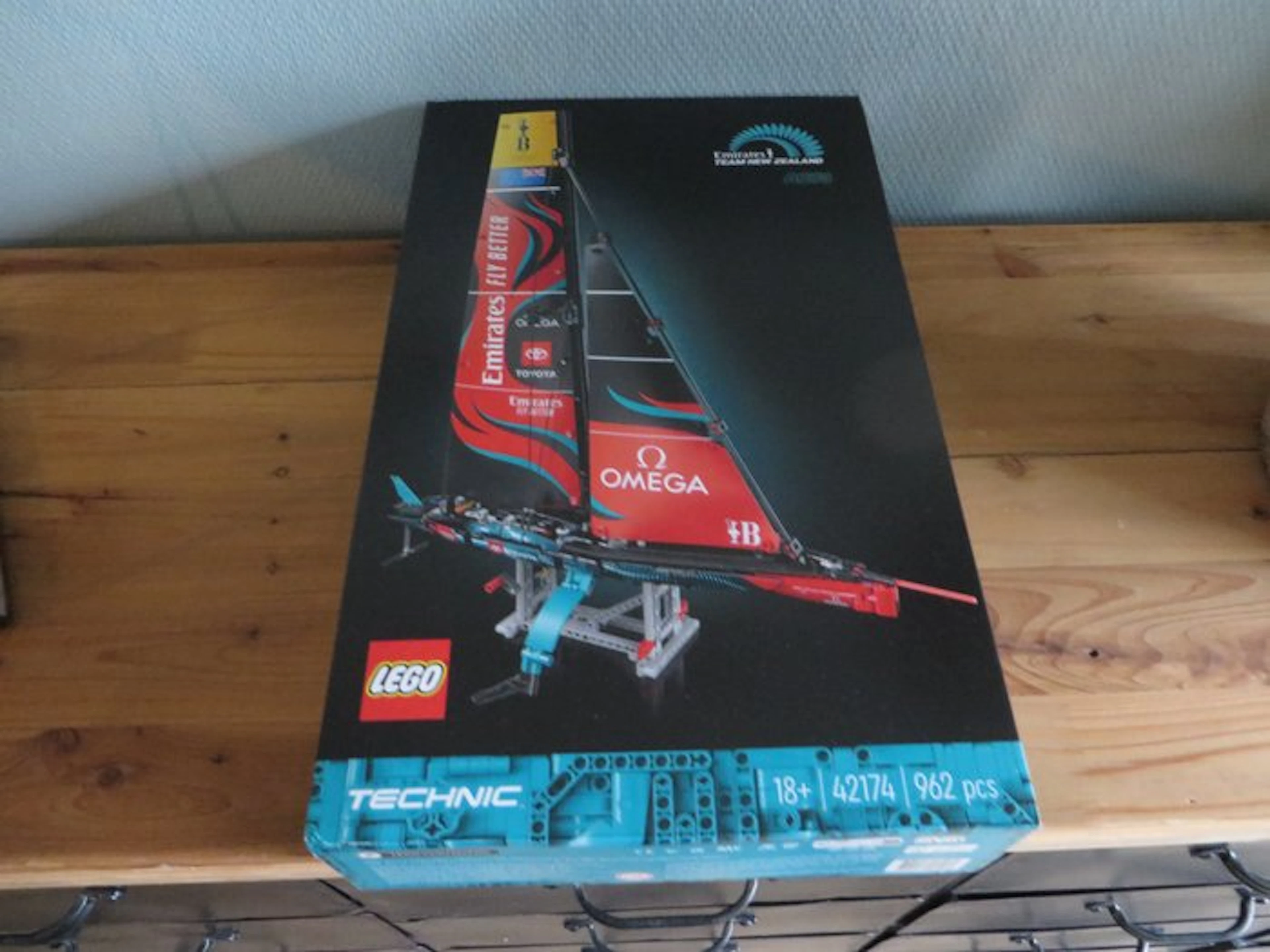 LEGO Set - 42174 - Technic - Emirates Team New Zealand AC75