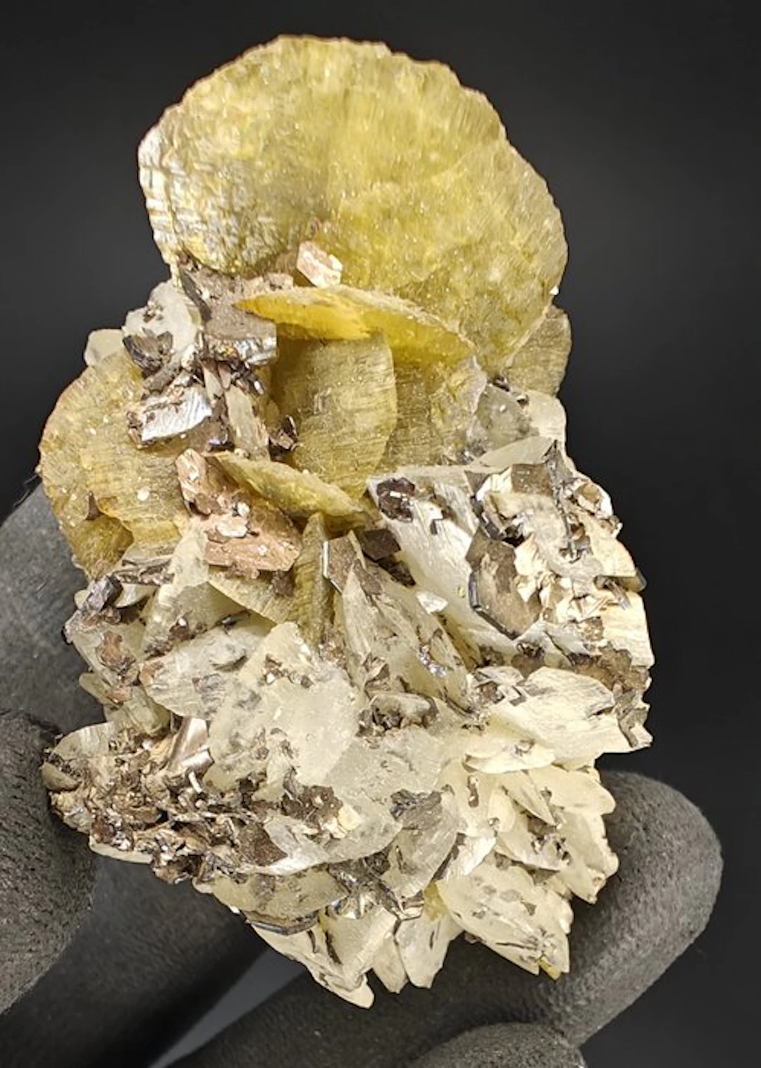 Cubanite & Siderite Crystals on matrix - Height: 7 cm - Width: 3 cm- 100 g