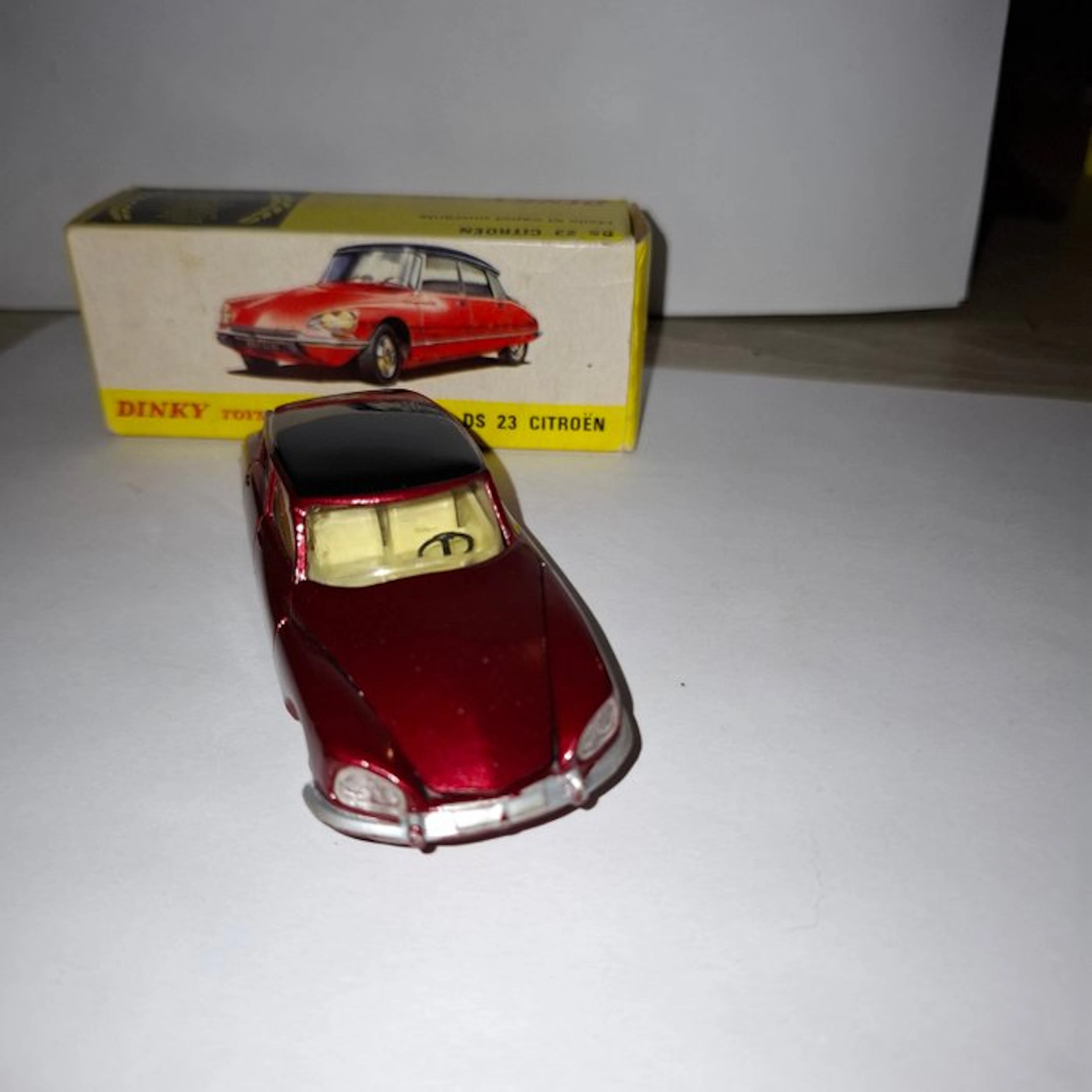 Dinky Toys 1:43 - Model car - Citroën DS 23