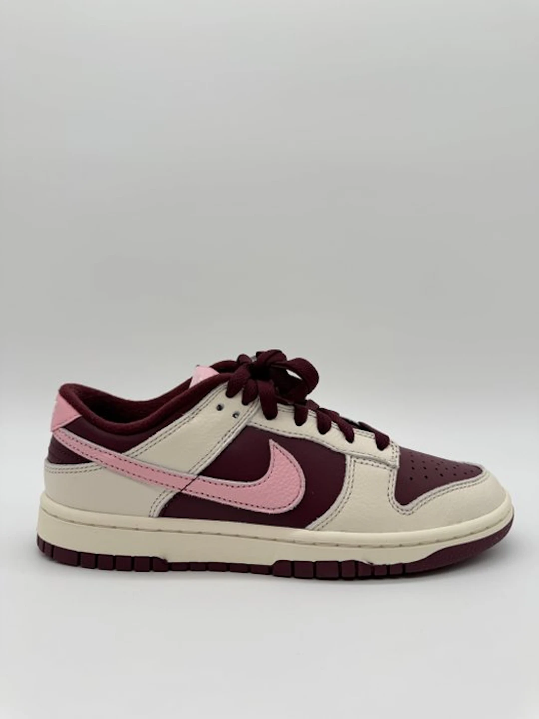 Nike - Nike Dunk Low Valentine - Sneakers - Size: EU 39