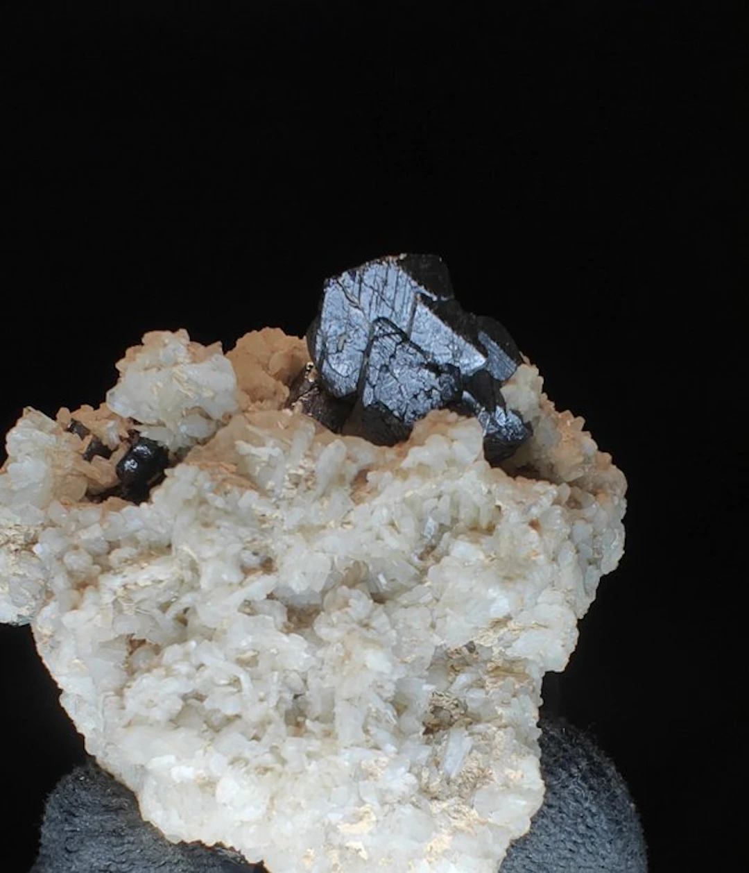 Hubnerite & Quartz - Height: 6 cm - Width: 5 cm- 130 g