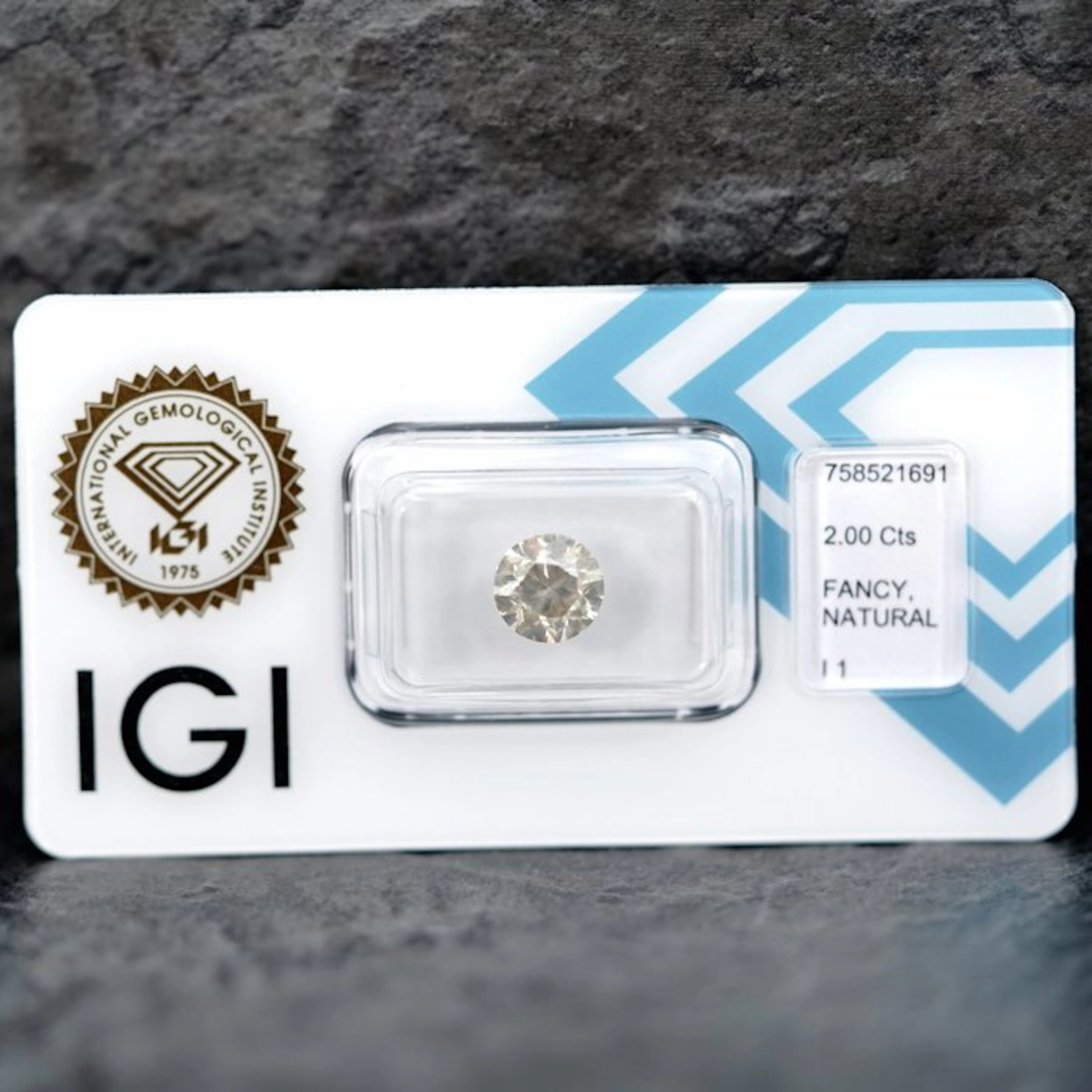 No reserve price - 1 pcs Diamond (Natural coloured)...