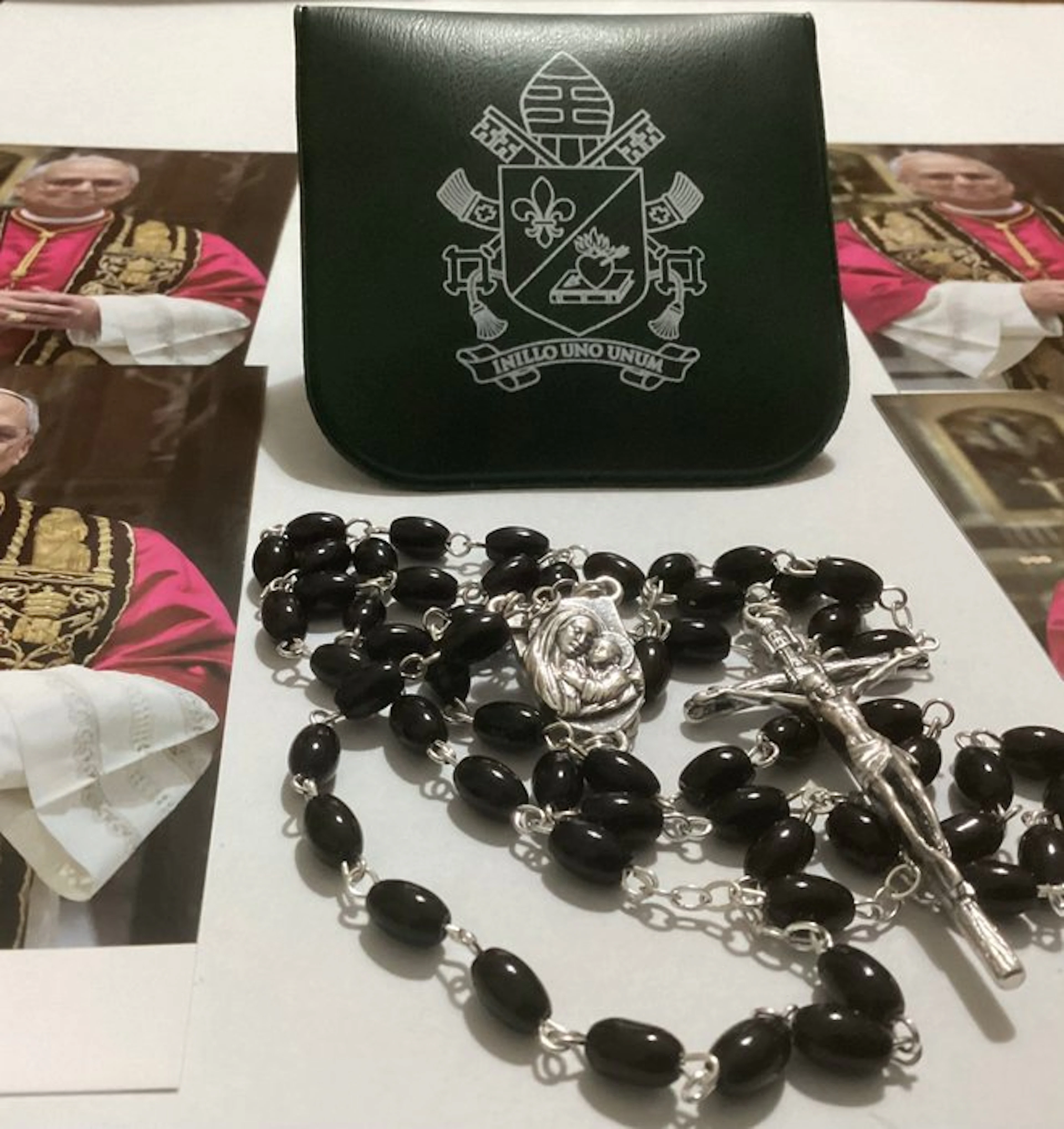 Pope Leo XIV - Exclusive official rosary of the...