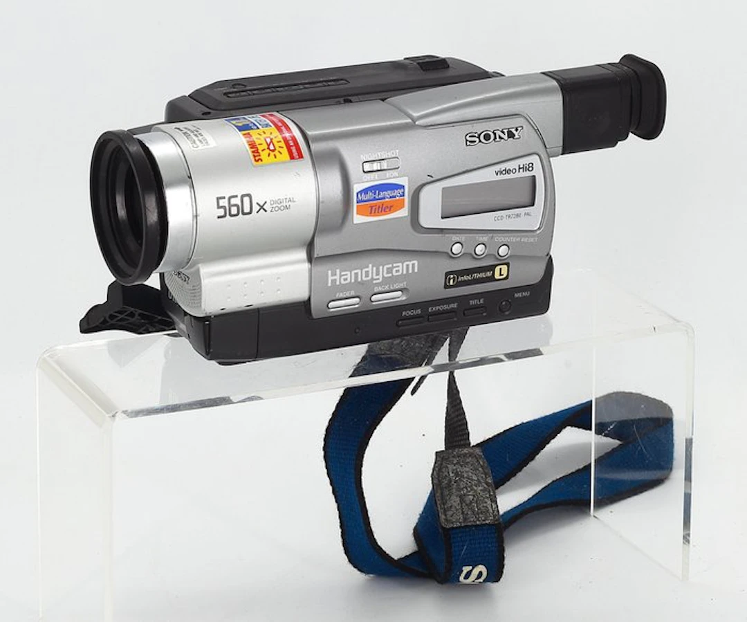 Sony CCD-TR728E Hi8 camera