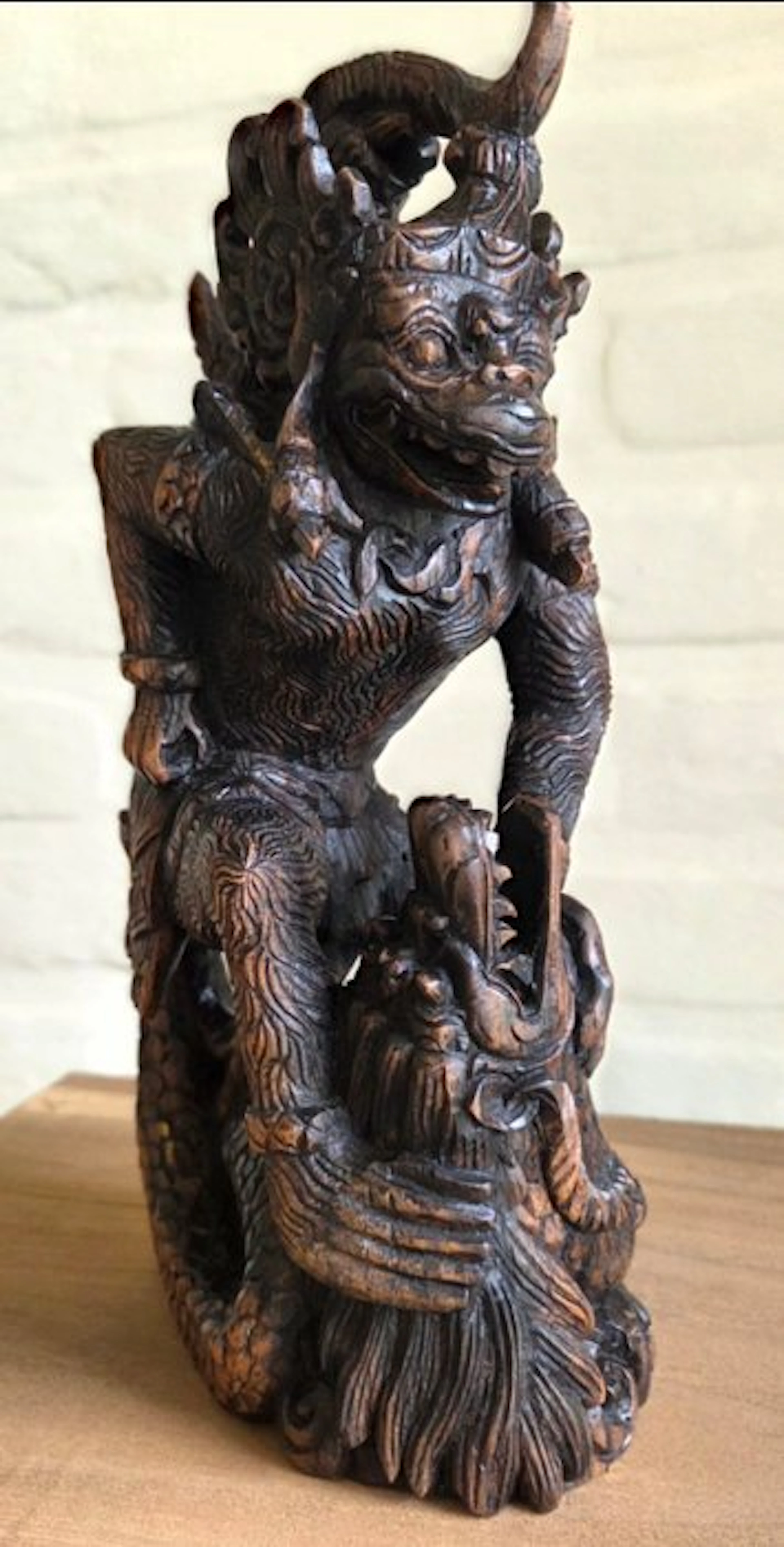 Balinees houten beeld – mythologische figuur met draak...