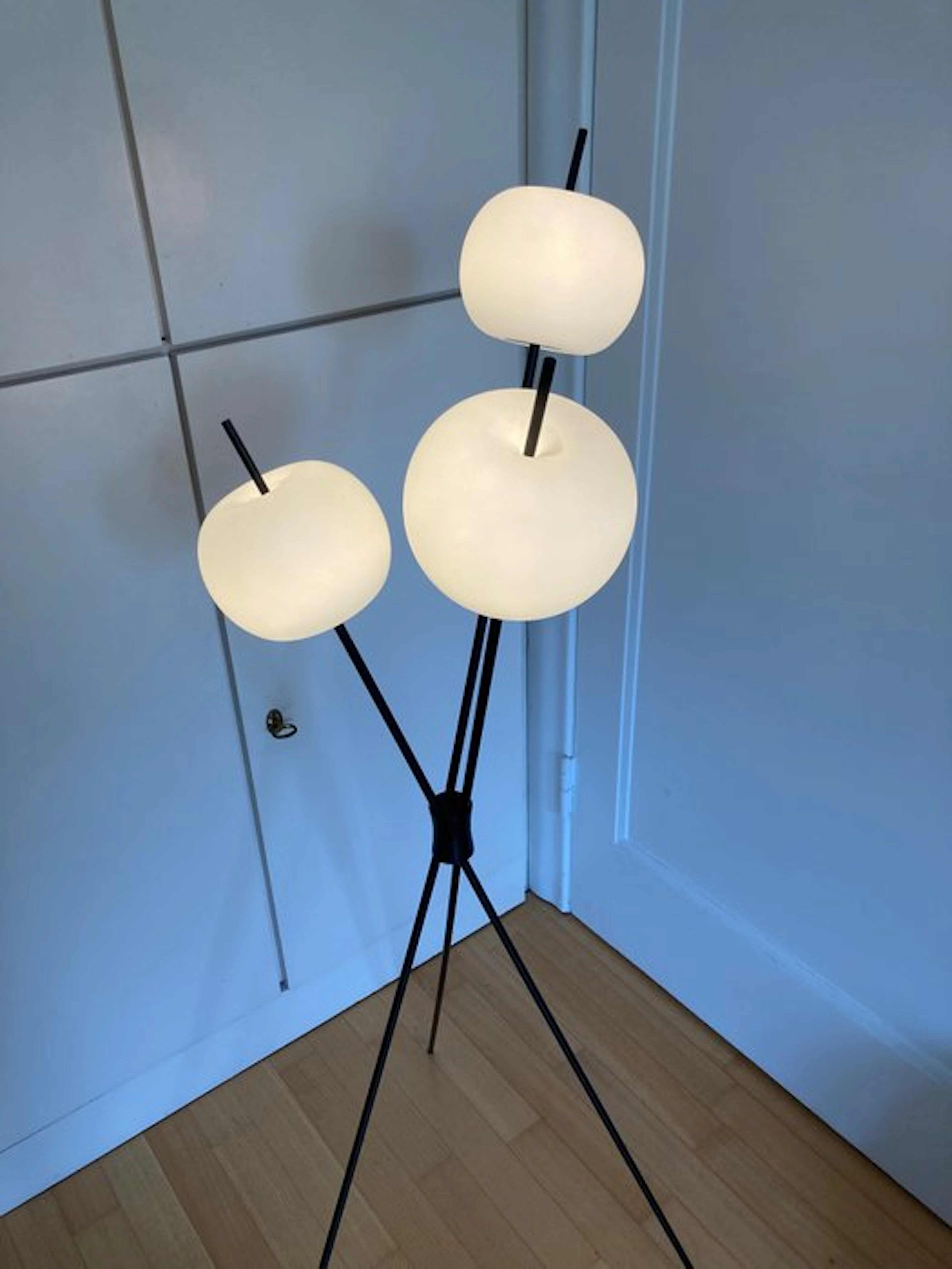 Tripod floor lamp - Opaline glass - KDLN Kushi Floor